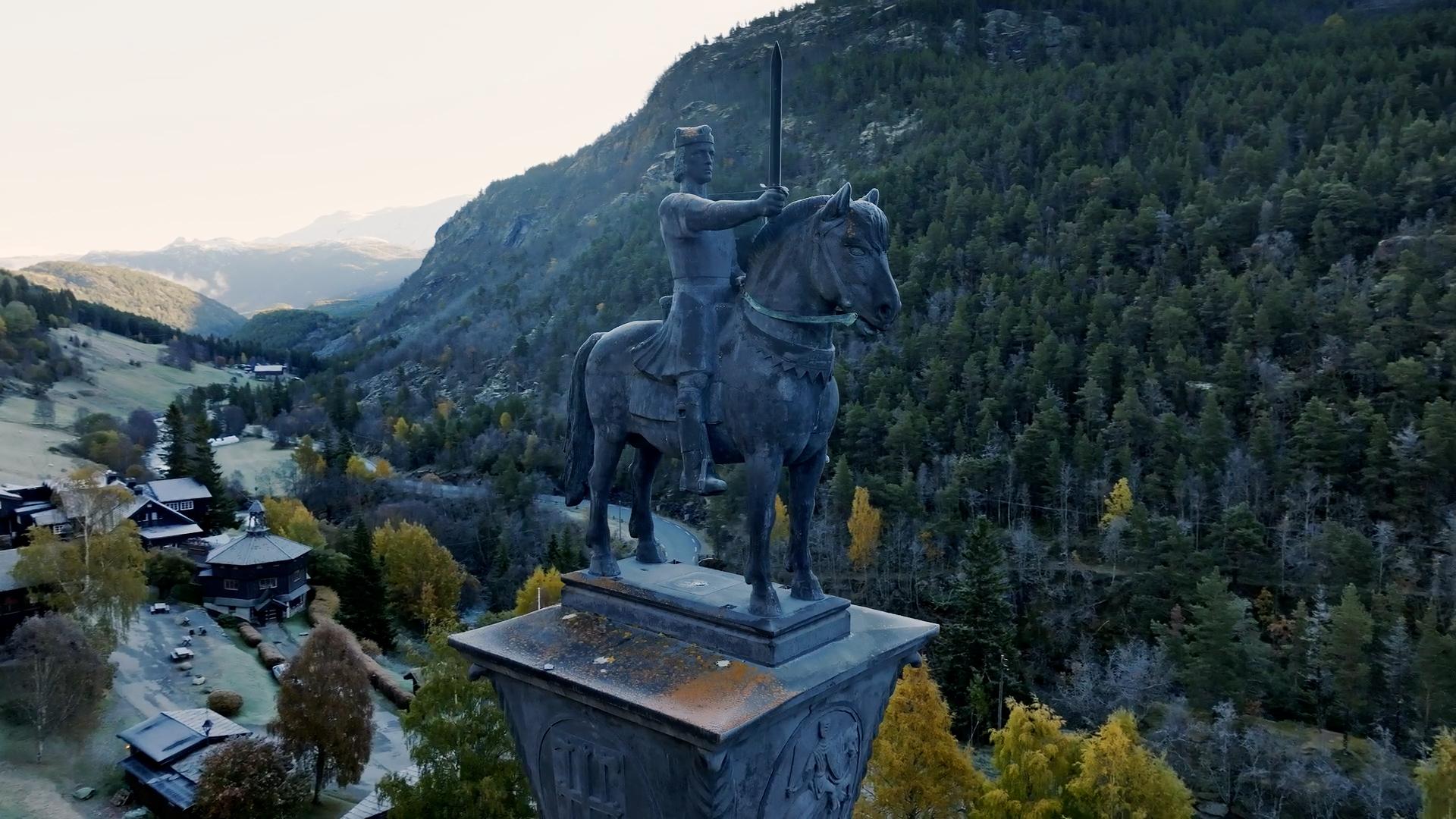 En skulptur i høstlandskap.