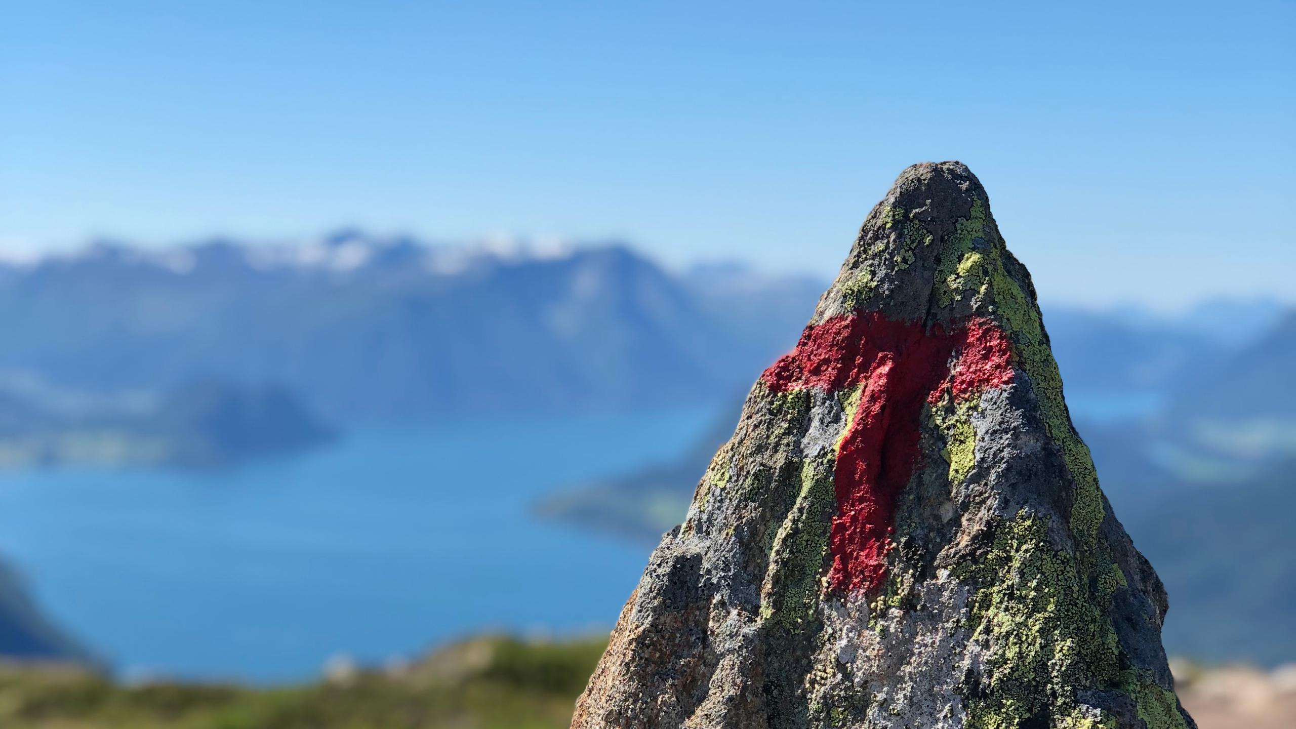 En DNT-merket stein på Romsdalseggen i Åndalsnes