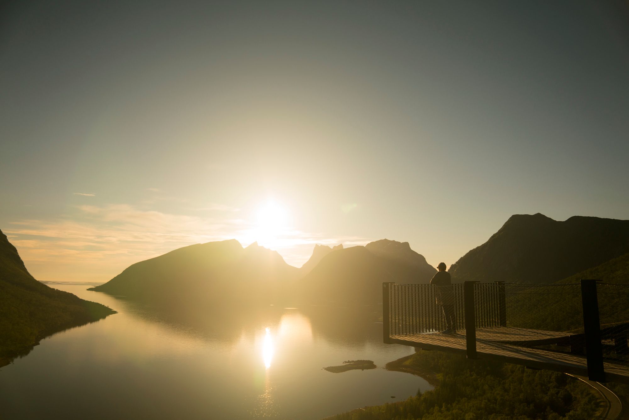 Person watching the midnight sun on the Bergsbotn viewpoint