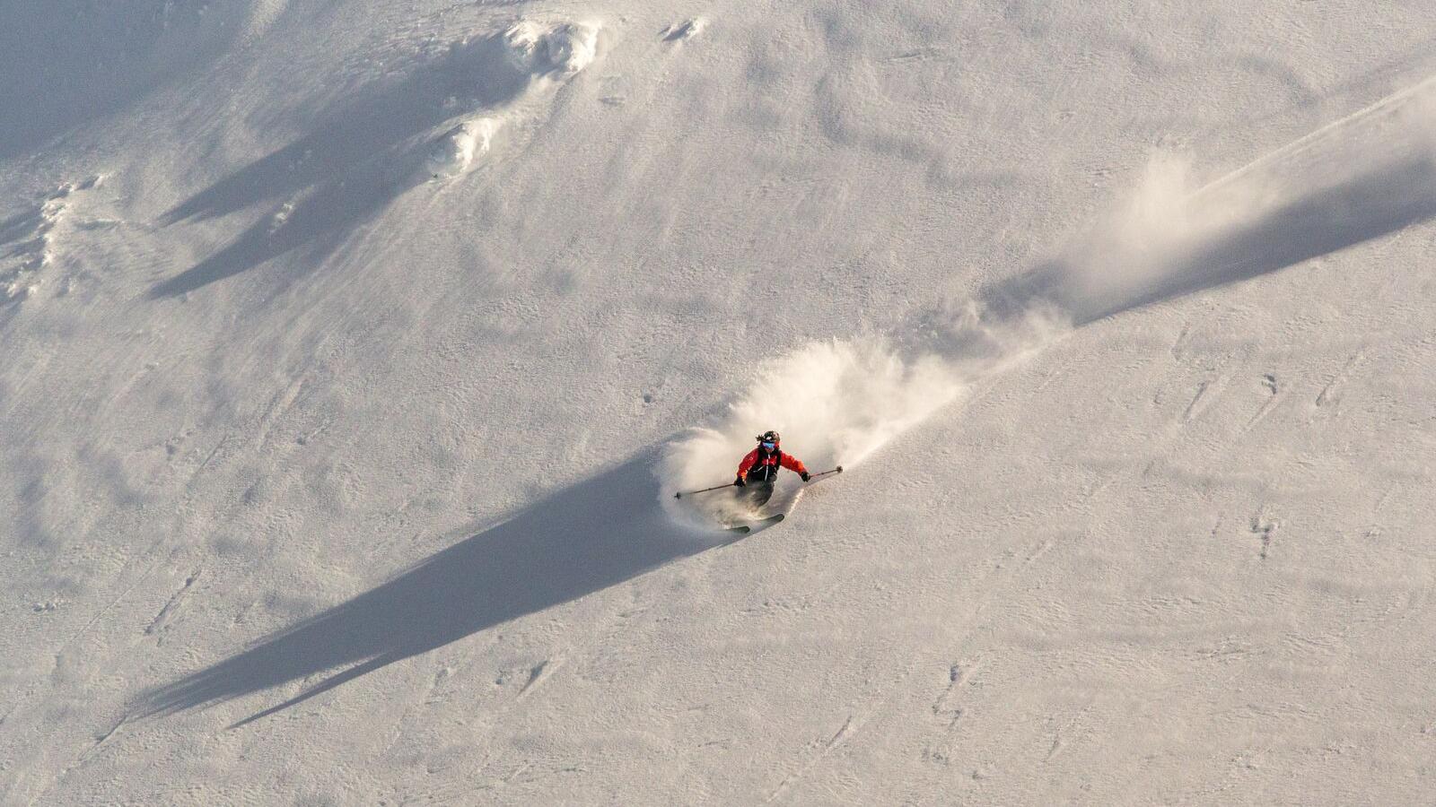En skikjører i puddersnø nedover Narvikfjellet i Nord Norge