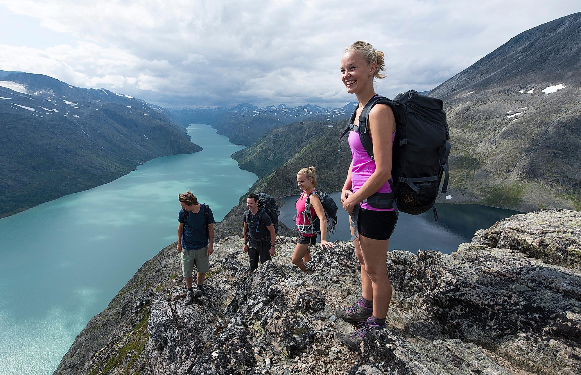 Fjelltur over Besseggen i Jotunheimen på Østlandet