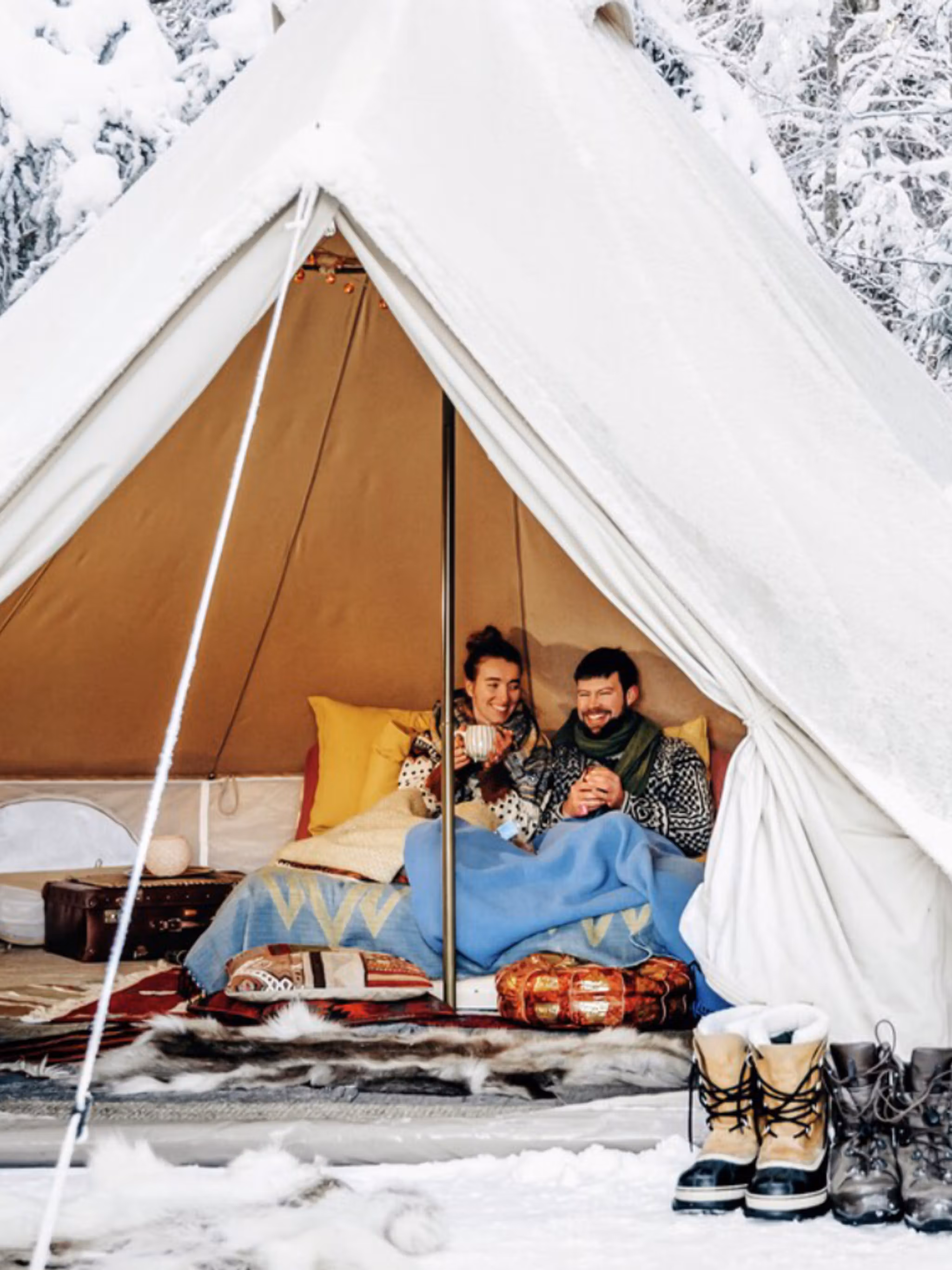 Couple glamping in the wood in Trøndelag