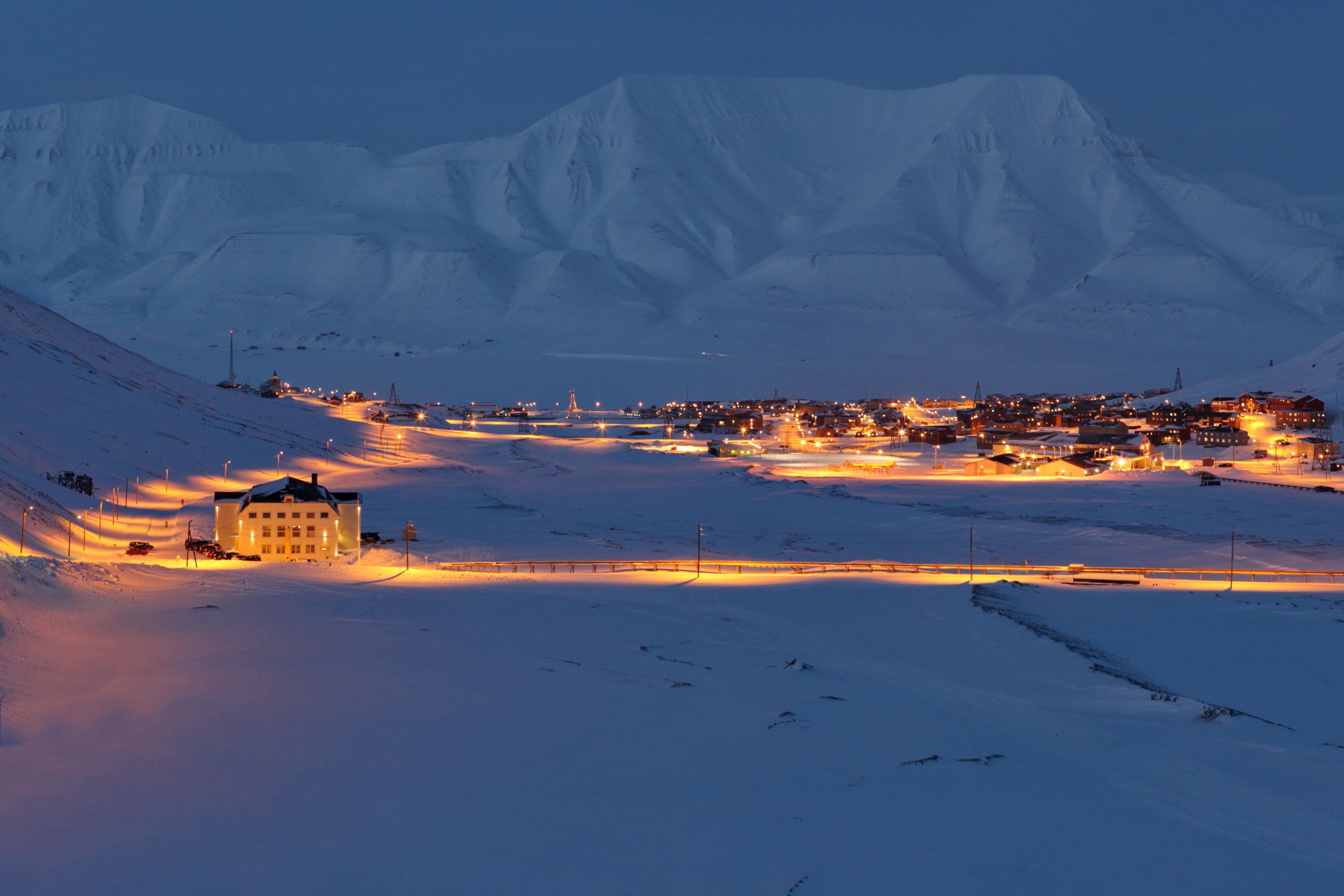 Snødekte Longyearbyen på vinterstid på Svalbard