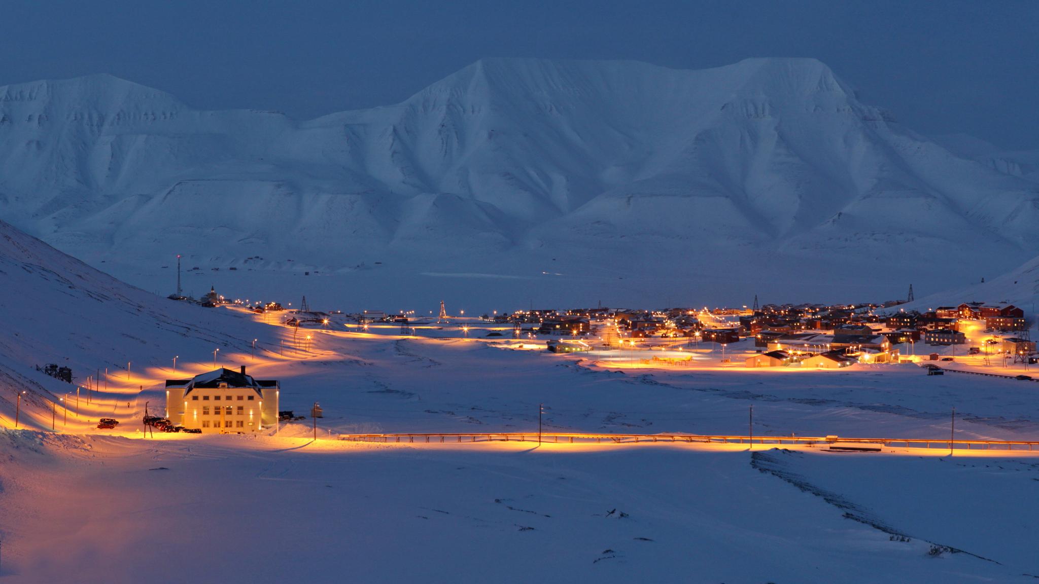 Snødekte Longyearbyen på vinterstid på Svalbard