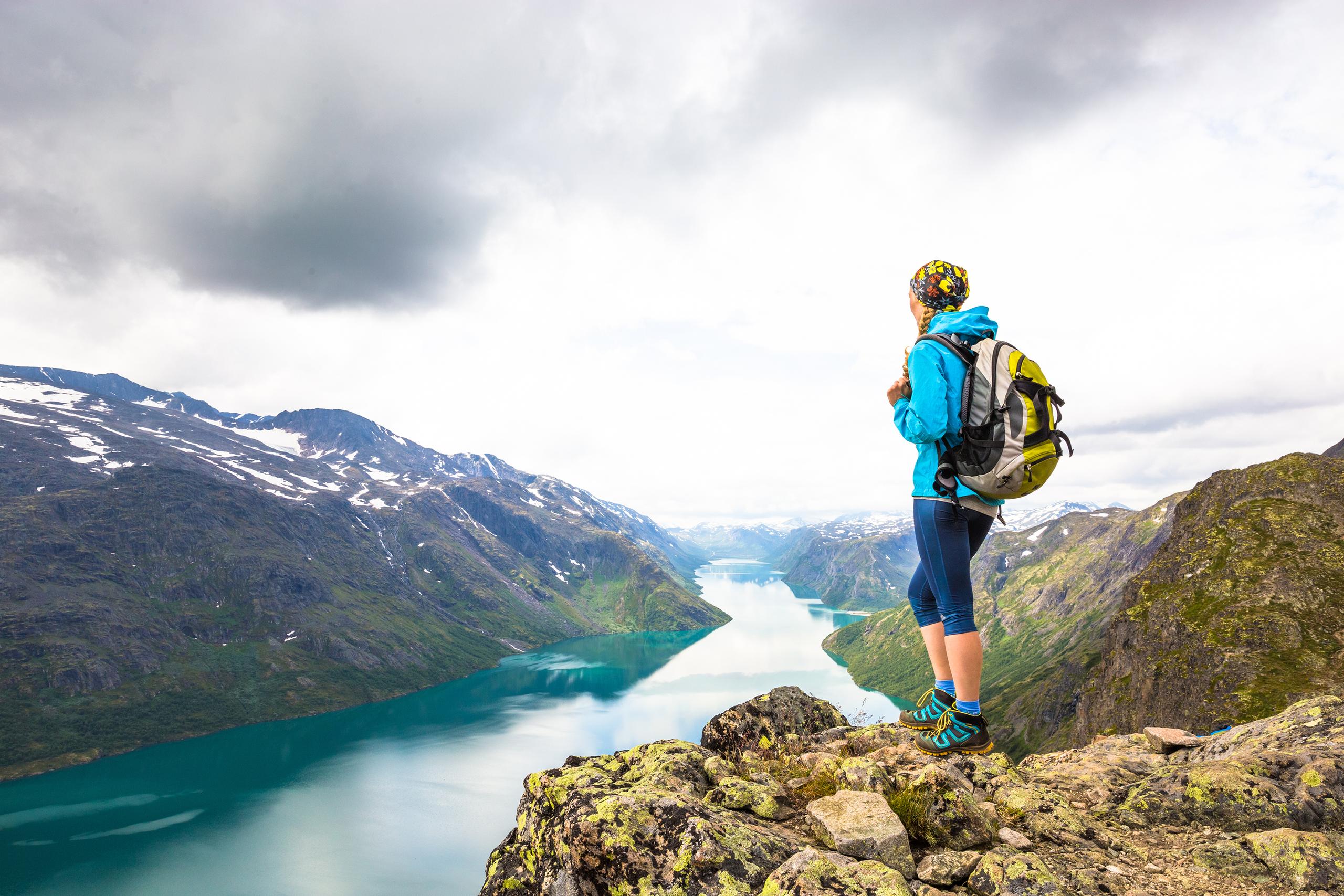 Eine Frau blickt über den See Gjende in den Jotunheimen Bergen in Ostnorwegen