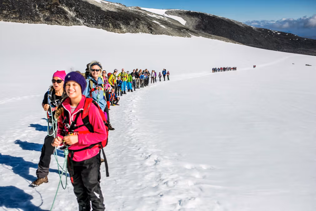 People hiking Galdhøpiggen from Juvasshytta