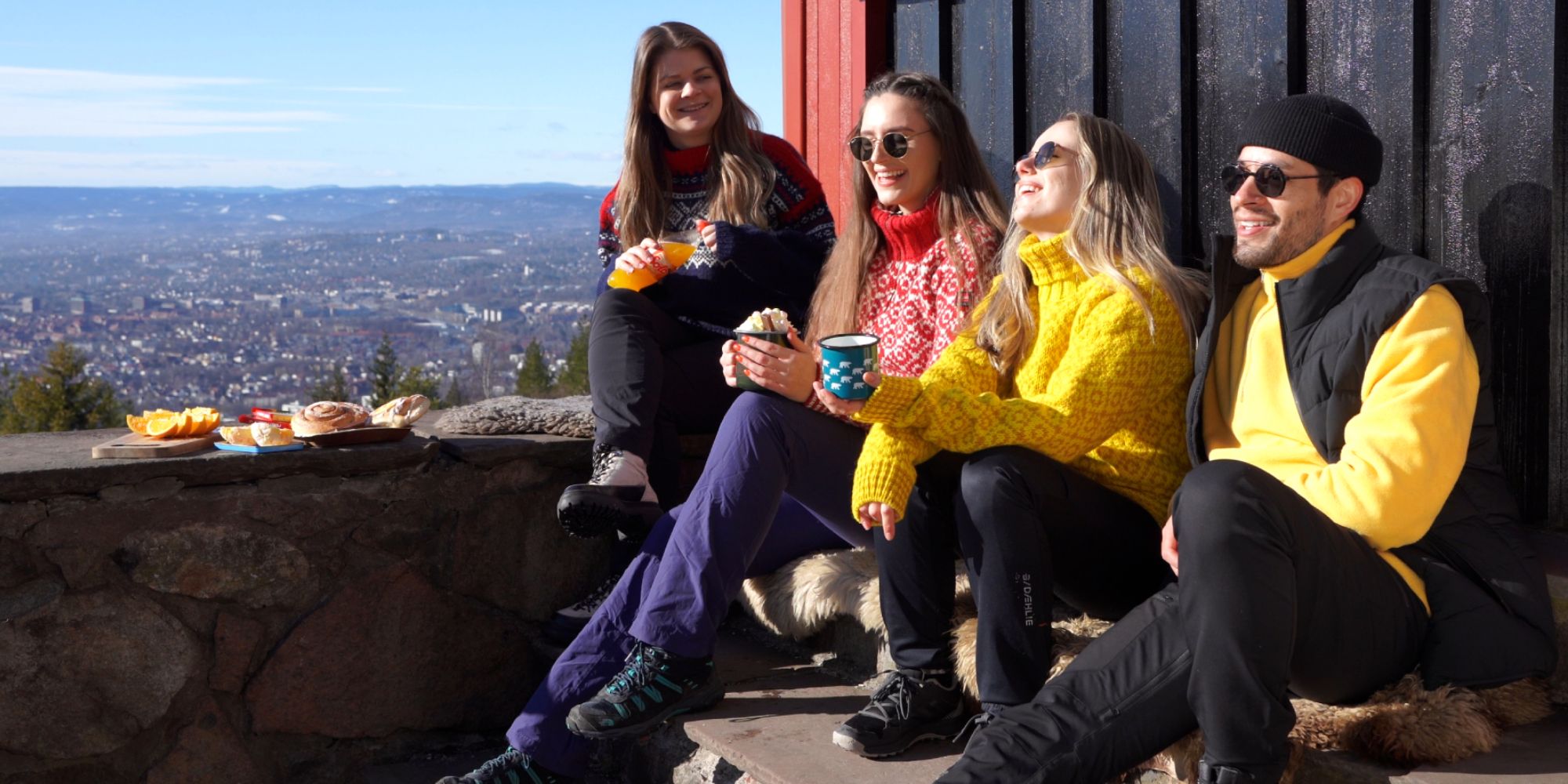 En vennegjeng sitter i solveggen utenfor Grefsenkollen restaurant i Oslo