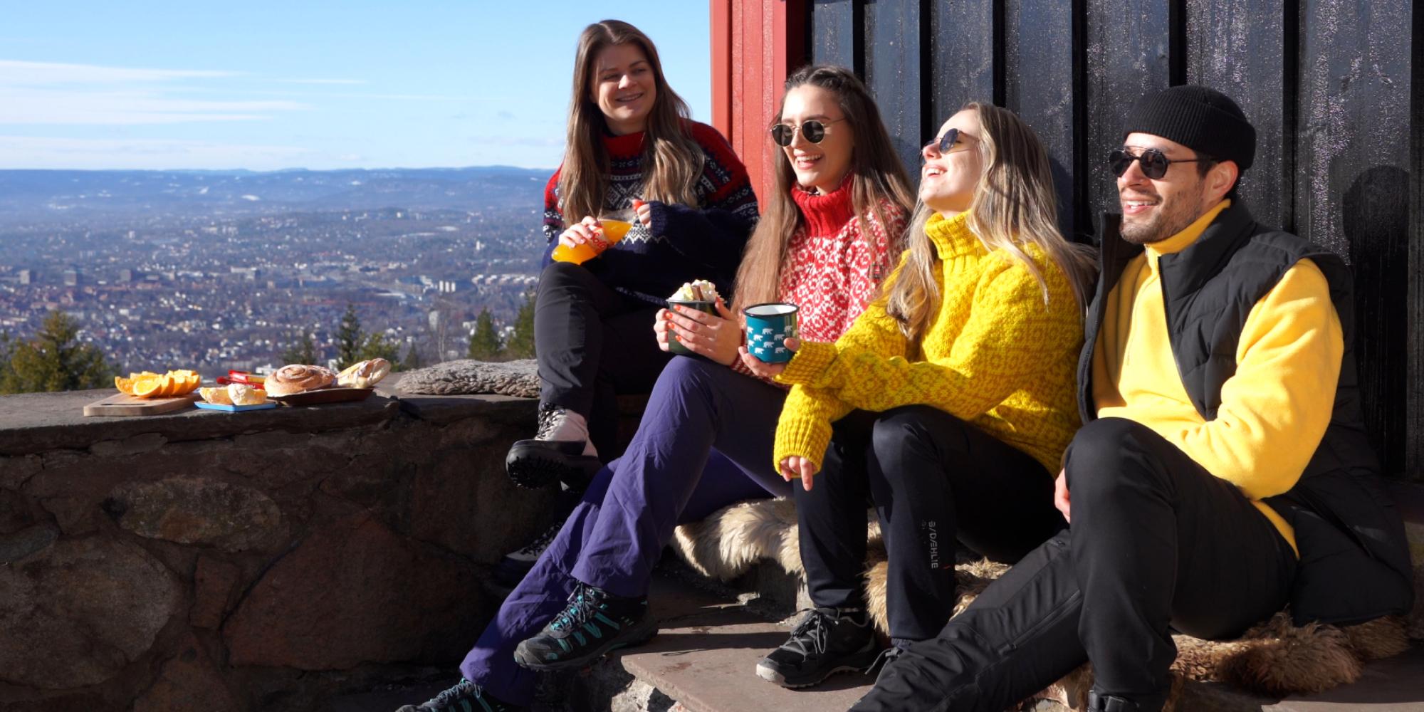 En vennegjeng sitter i solveggen utenfor Grefsenkollen restaurant i Oslo