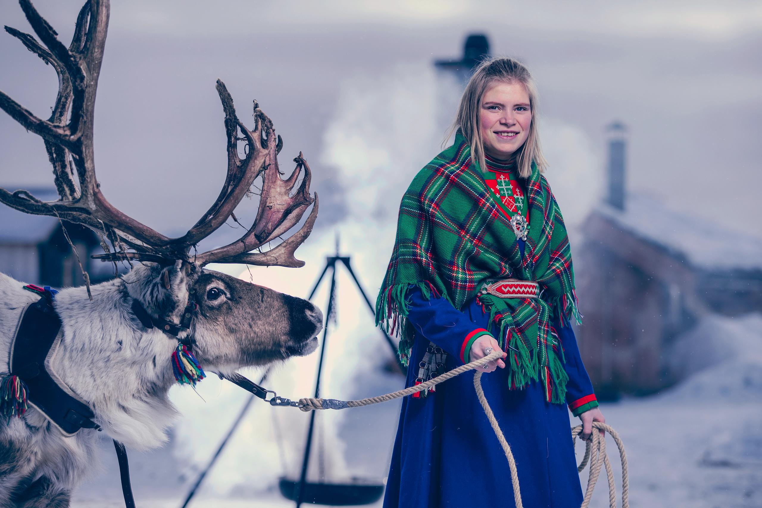 Sami kvinne med et reinsdyr i Røros