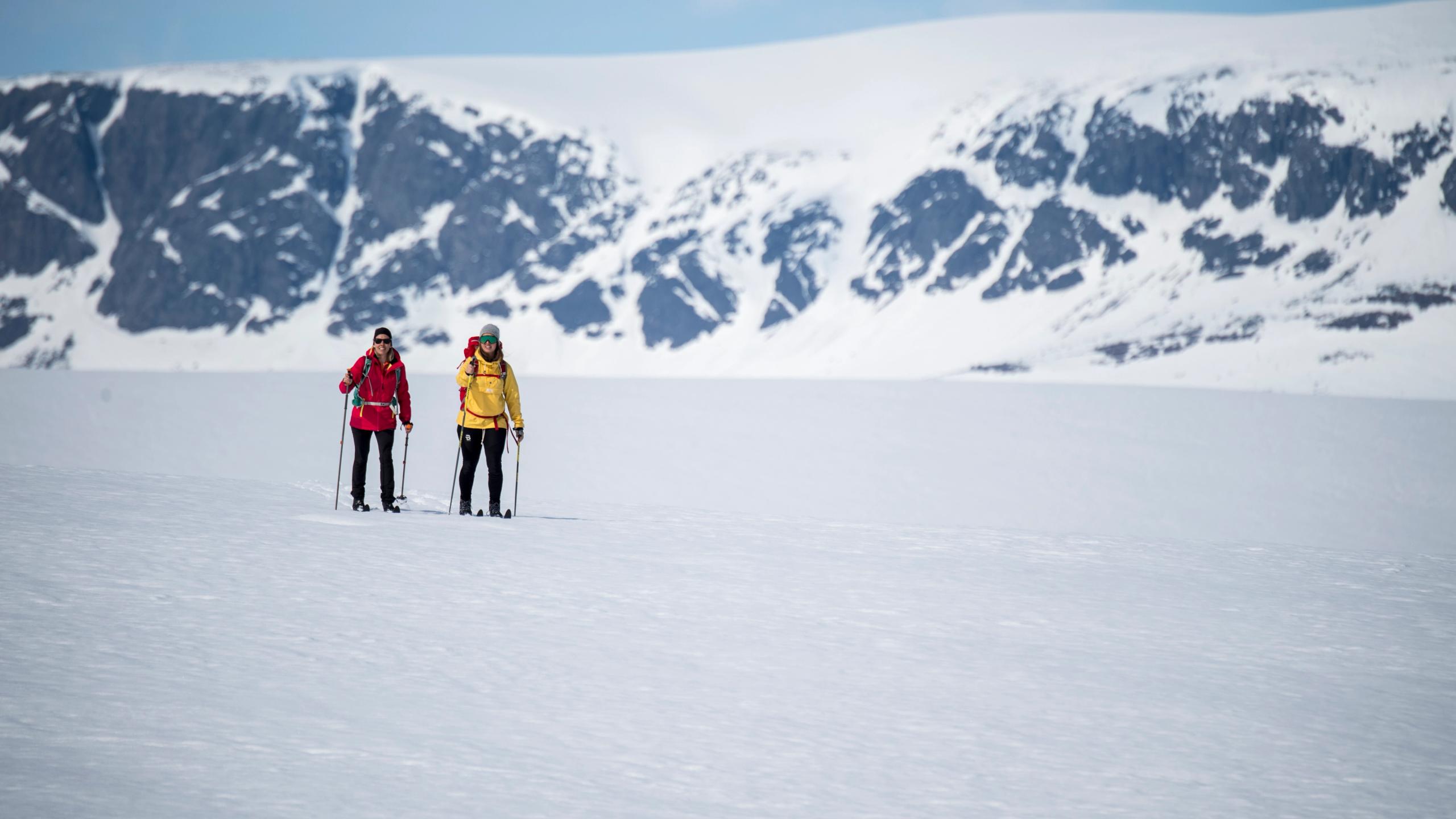 To mennesker går på langrenn i fjellene rundt Geilo