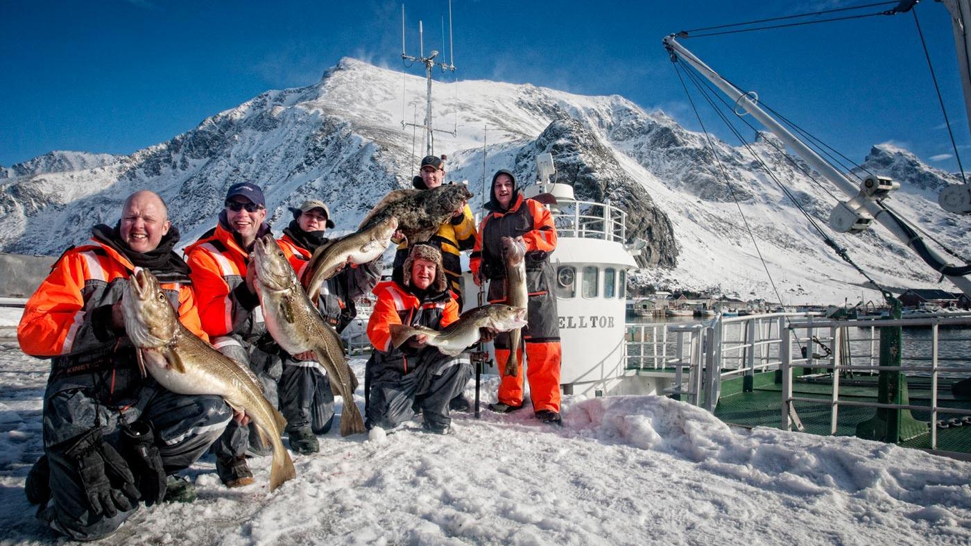 En gjeng fiskere viser frem fangsten fra fisketuren