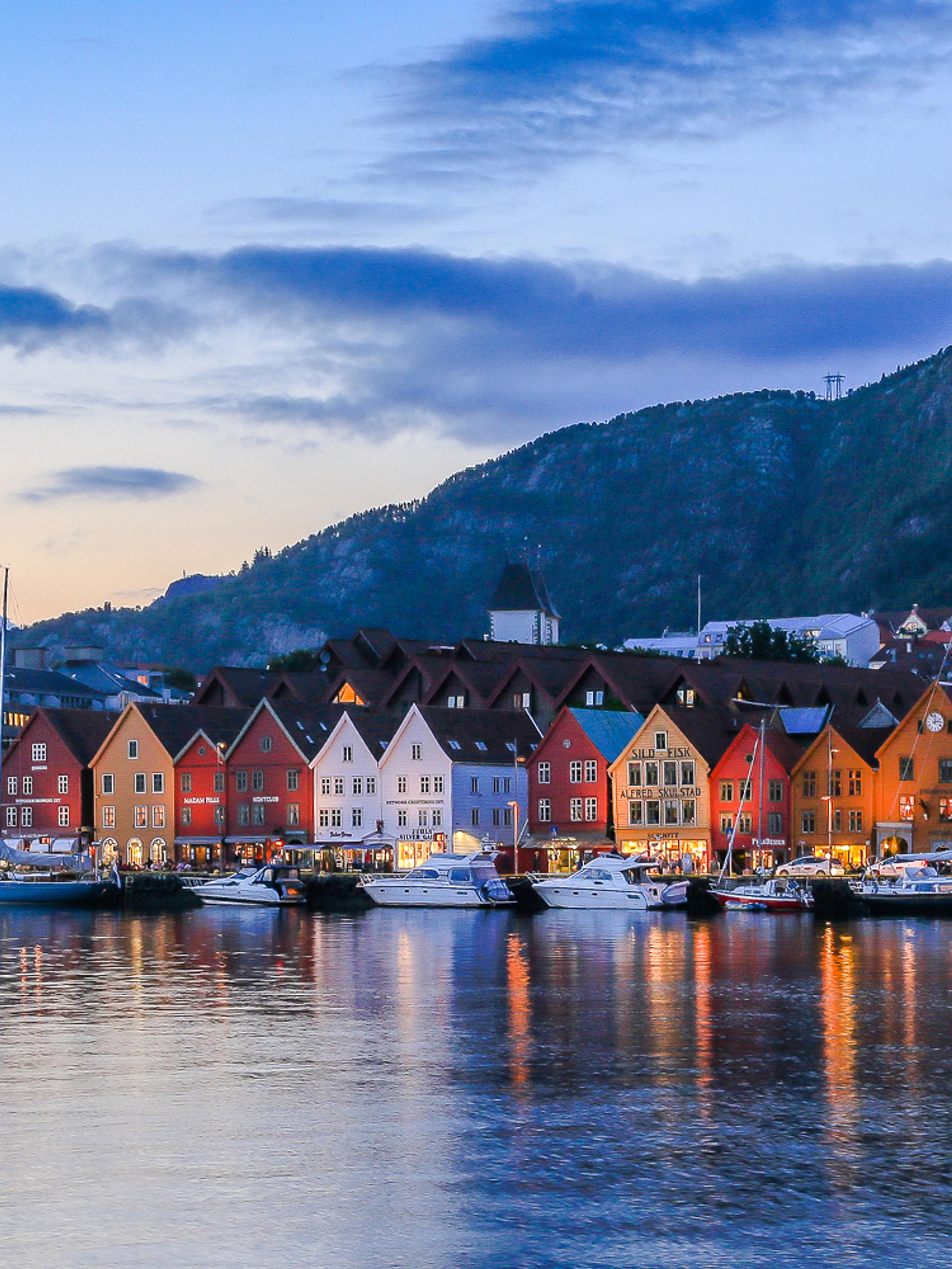 Abend im UNESCO-Weltkulturerbe Bryggen in Bergen, Fjord Norwegen