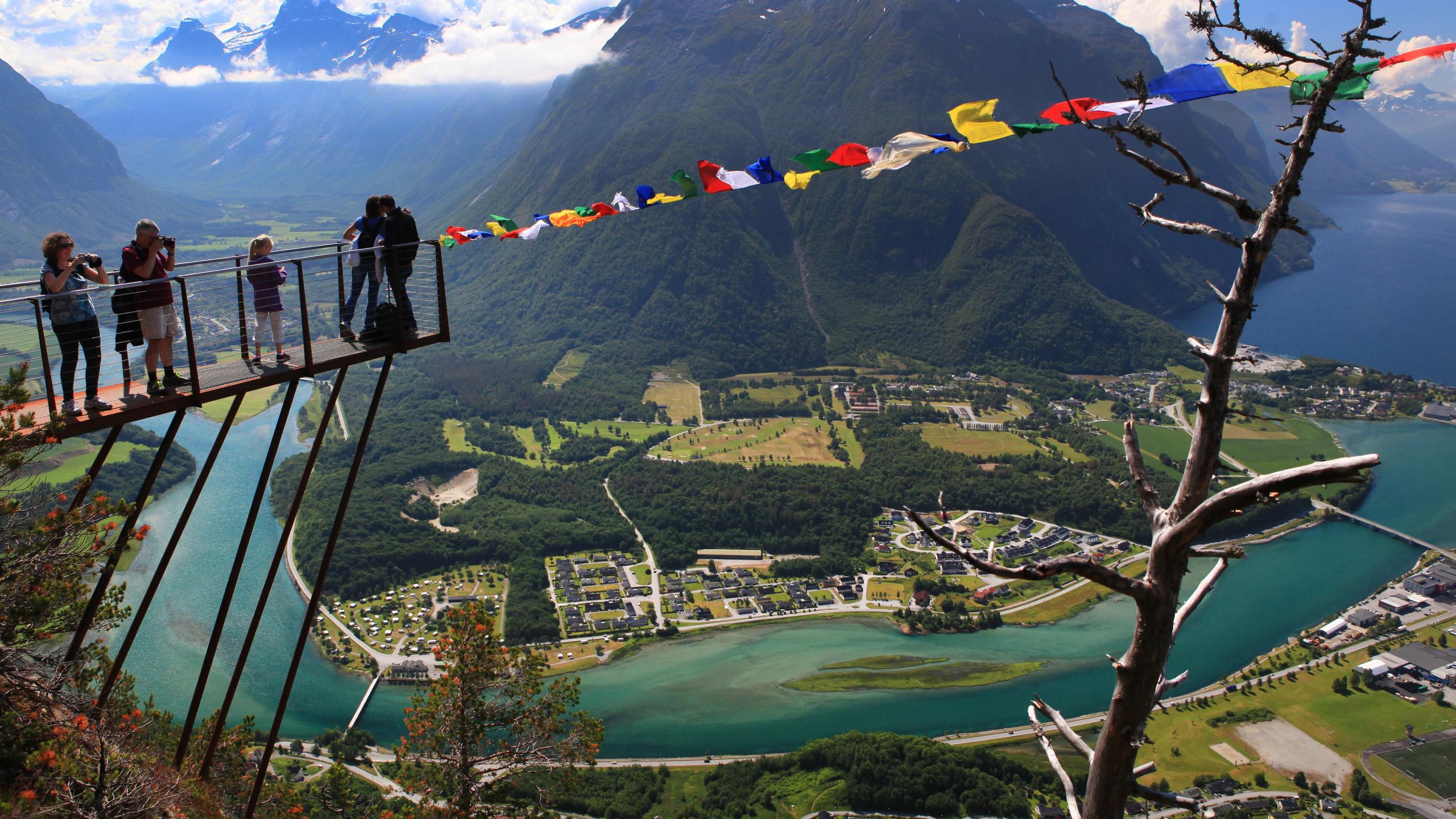 Folk som står på Rampestreken utsiktsplattform i Nordvest og ser utover Åndalsnes