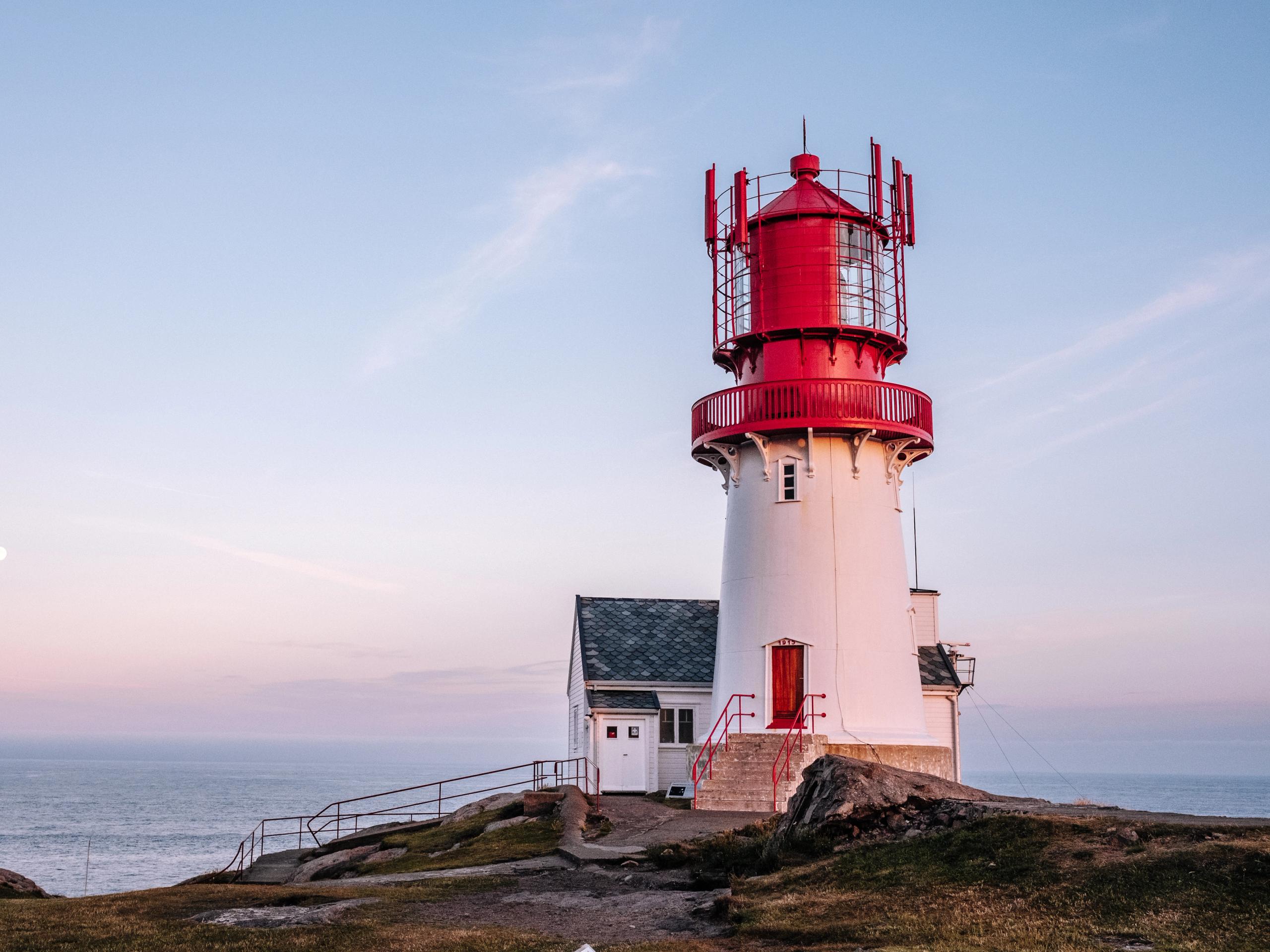 Lindesnes Fyrtårn i det sydlige Norge ved solnedgang