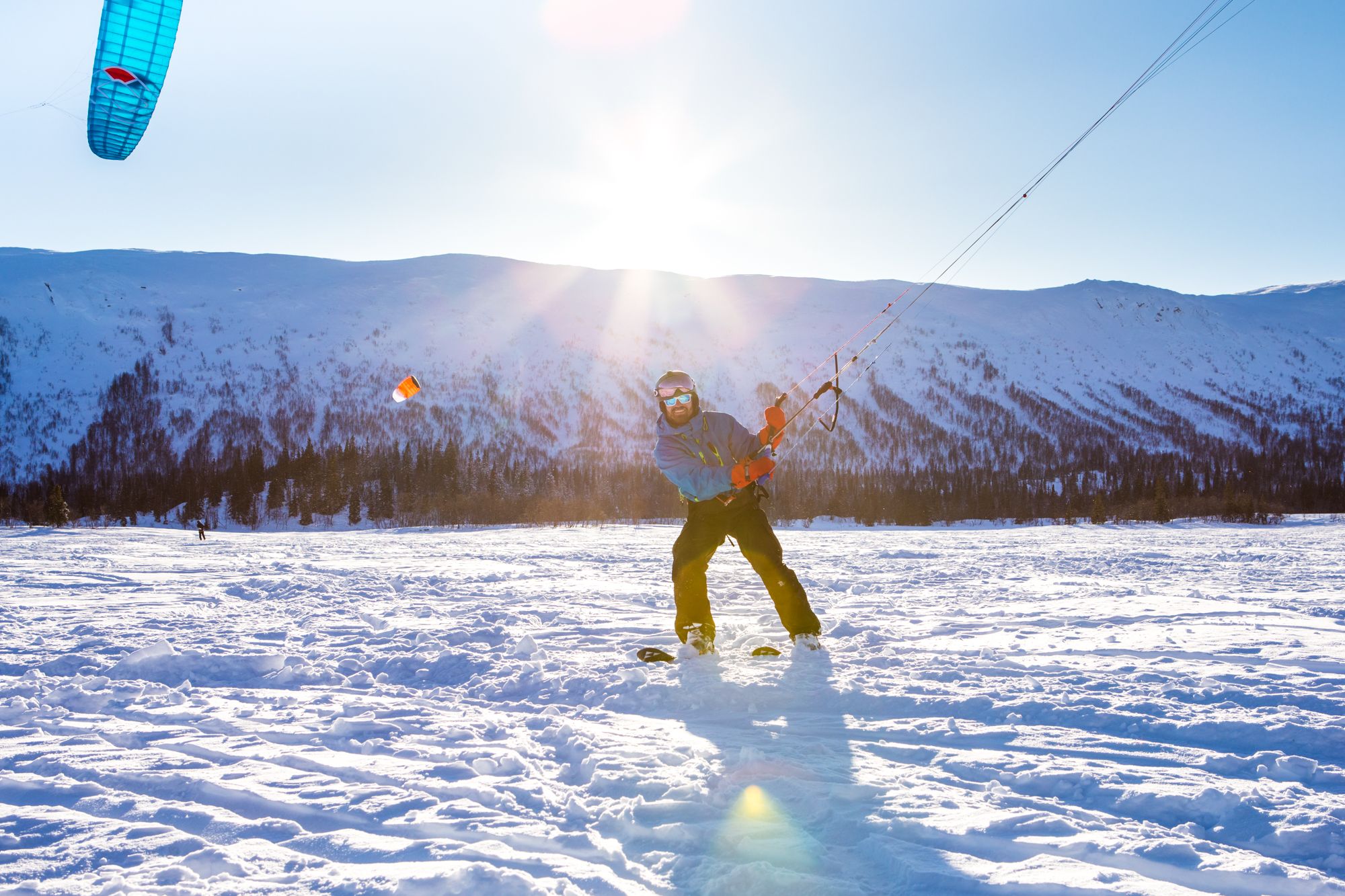 En person kiter på snøen i Namsskogan i Namdalen, Trøndelag