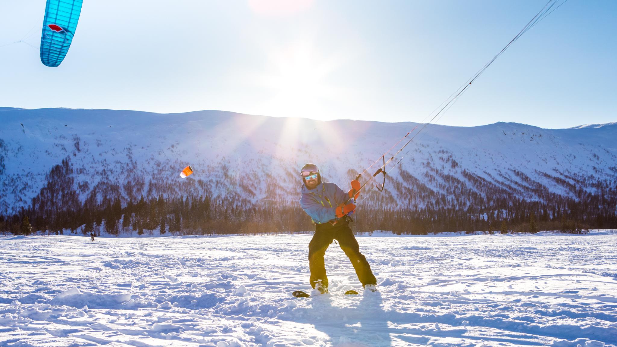 En person kiter på snøen i Namsskogan i Namdalen, Trøndelag