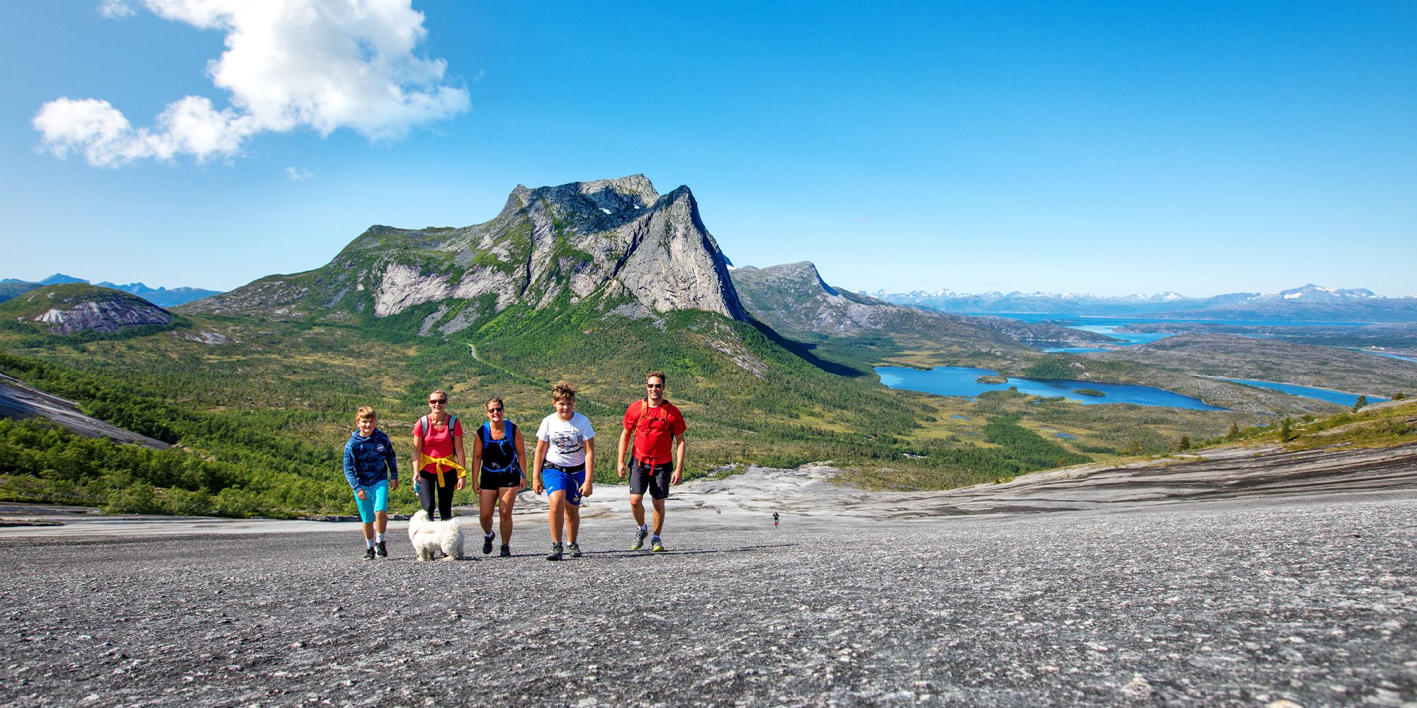 En familie på fem på vei til Verdenssvaet i Narvik i Nord-Norge