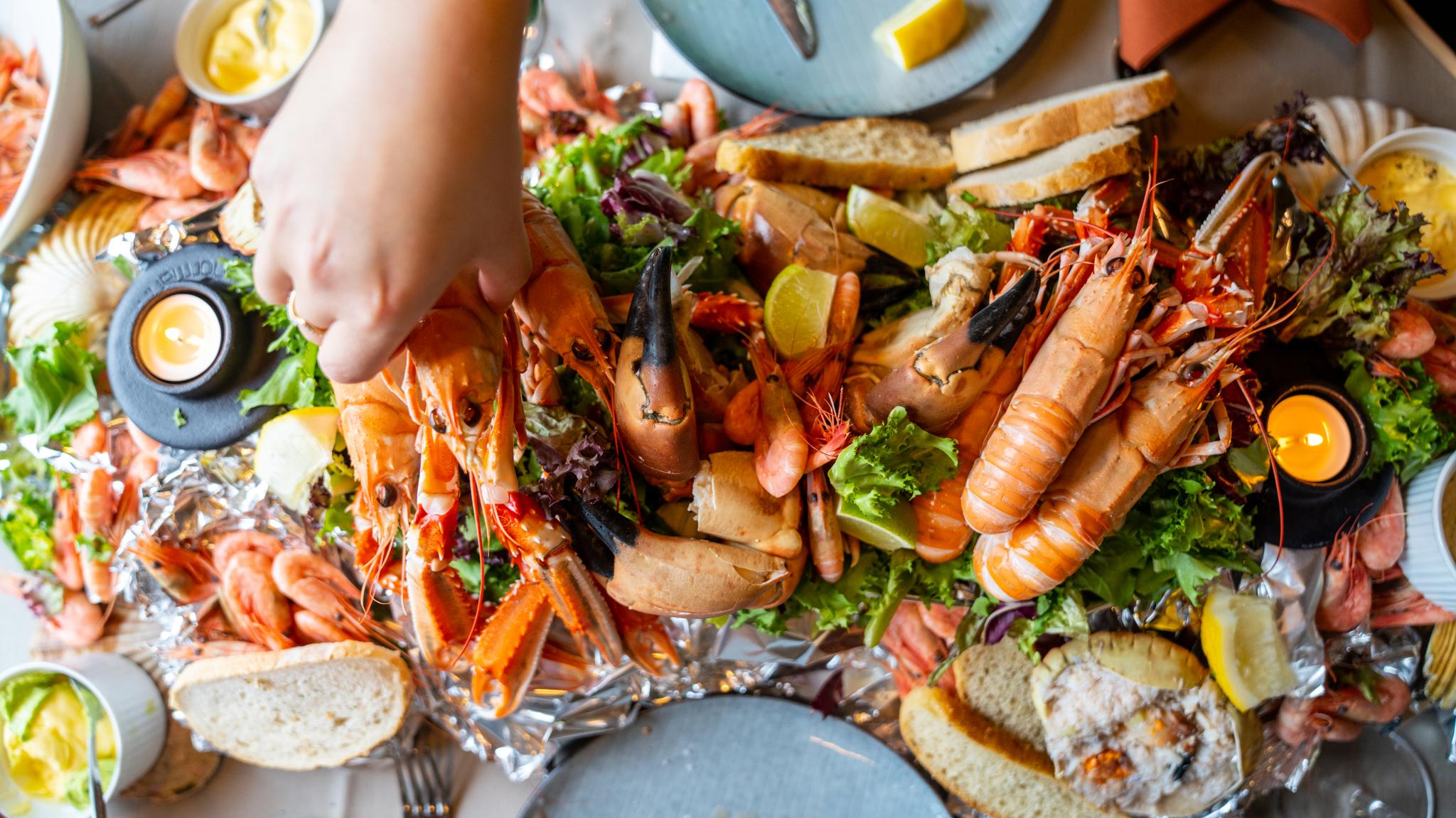 People enjoying a seafood feast at the restaurant Ansnes Brygger, Hitra