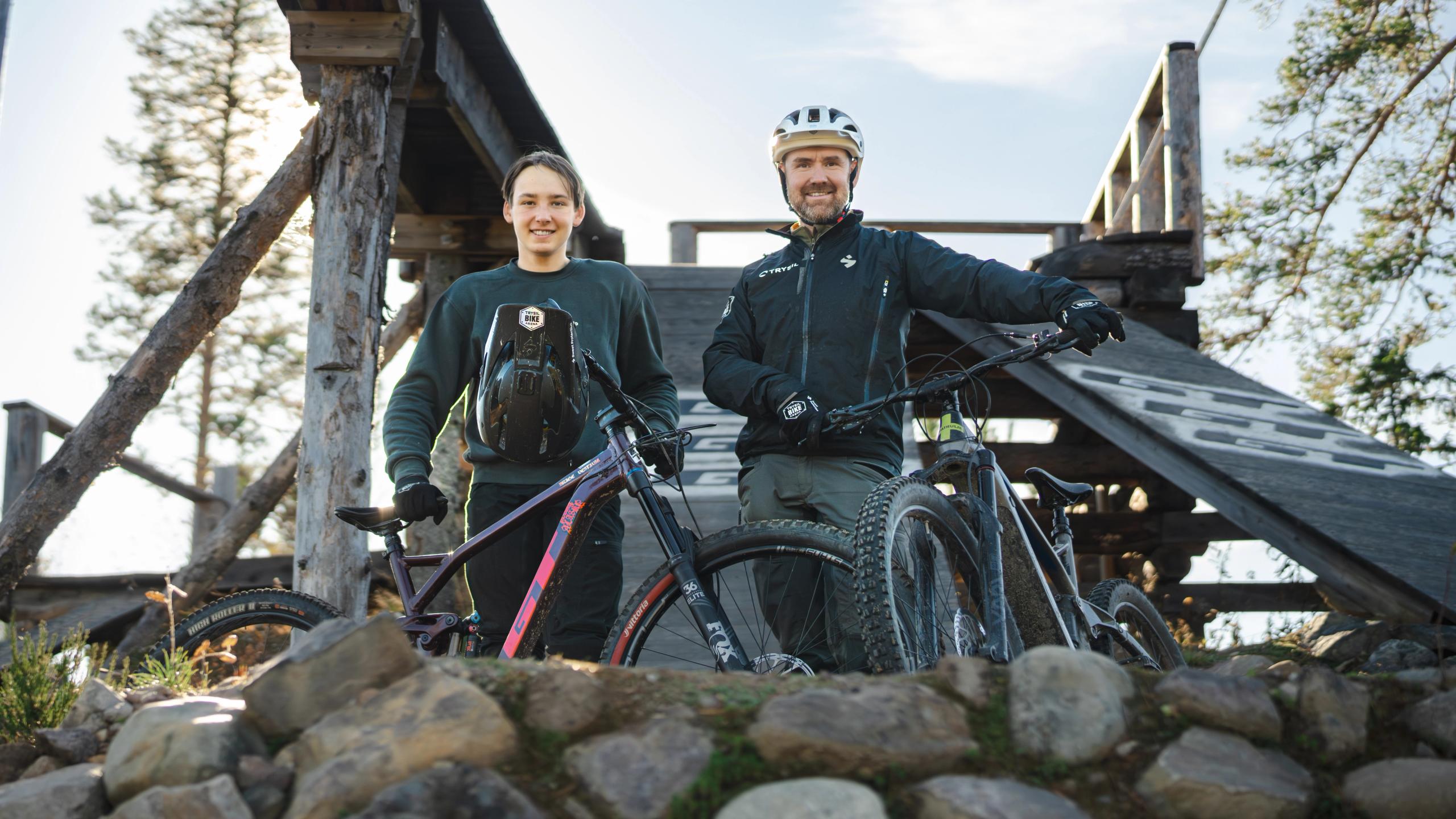 Sondre og faren Olve med terrengsyklene deres