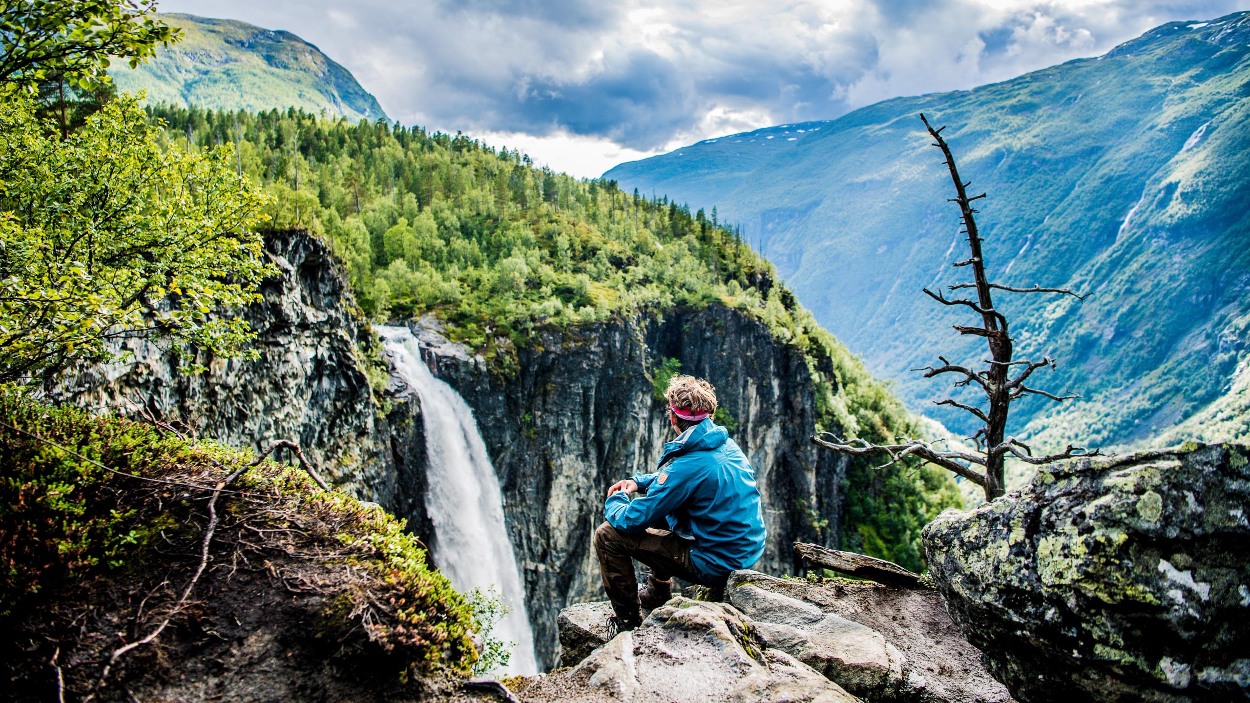 En mann nyter utsikten over Vettisfossen i Utladalen i Jotunheimen