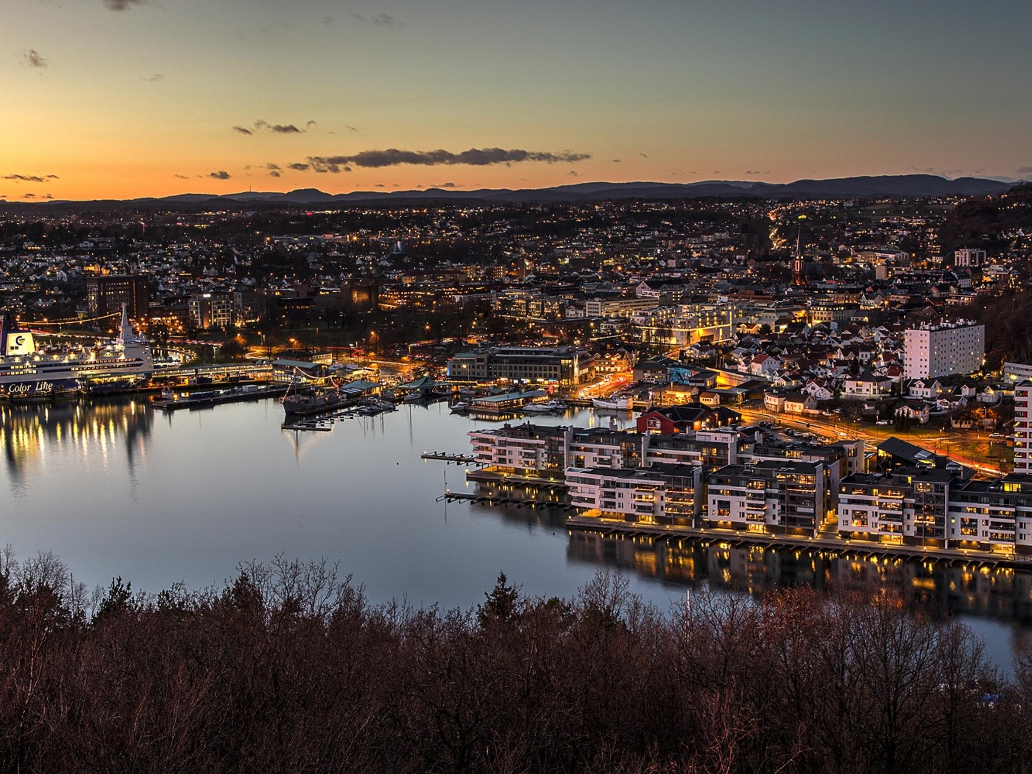 Sandefjord, og fjorden, sett fra fra avstand på kveldstid