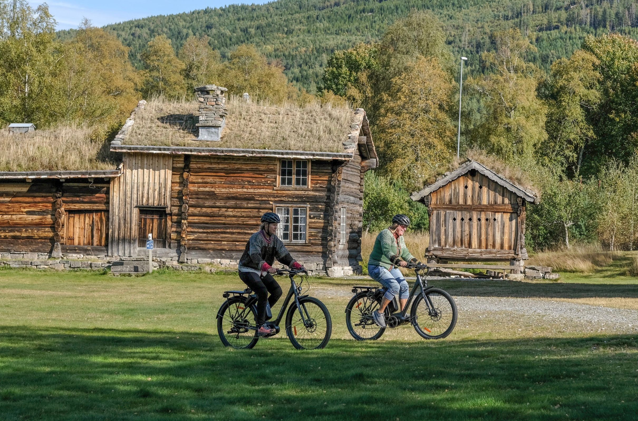 To damer på el-sykkel i Setesdal
