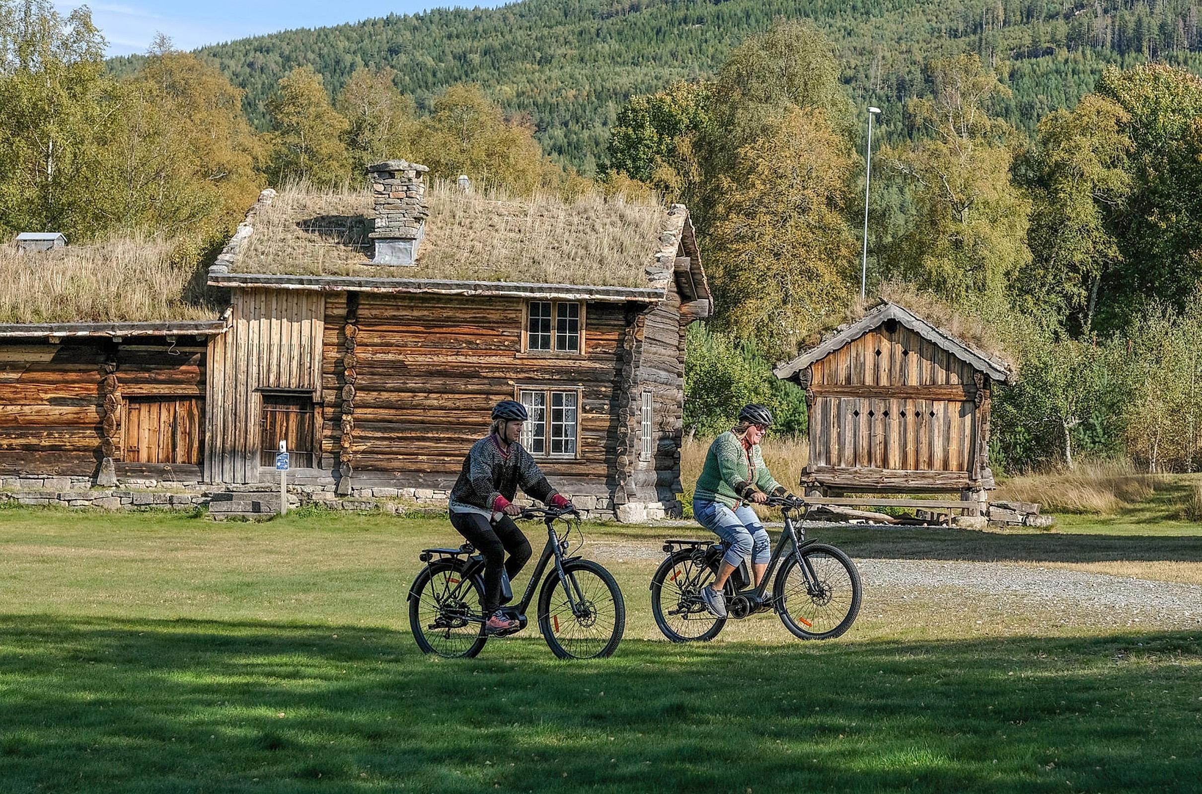 Two woman on electric cycles in Setesdal