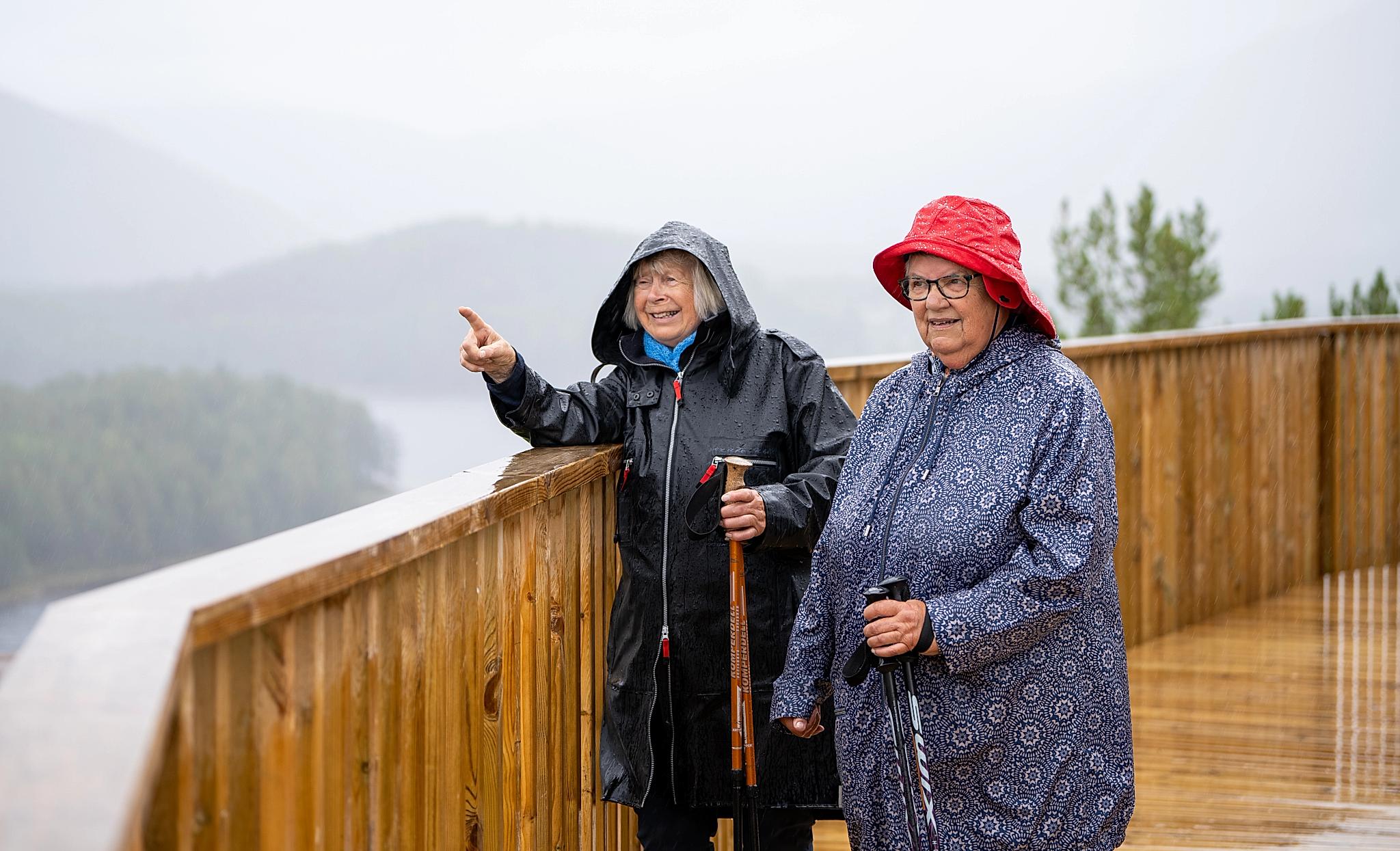 To eldre kvinner i Tretoppveien i Hamaren aktivitespark i Fyresdal, Telemark