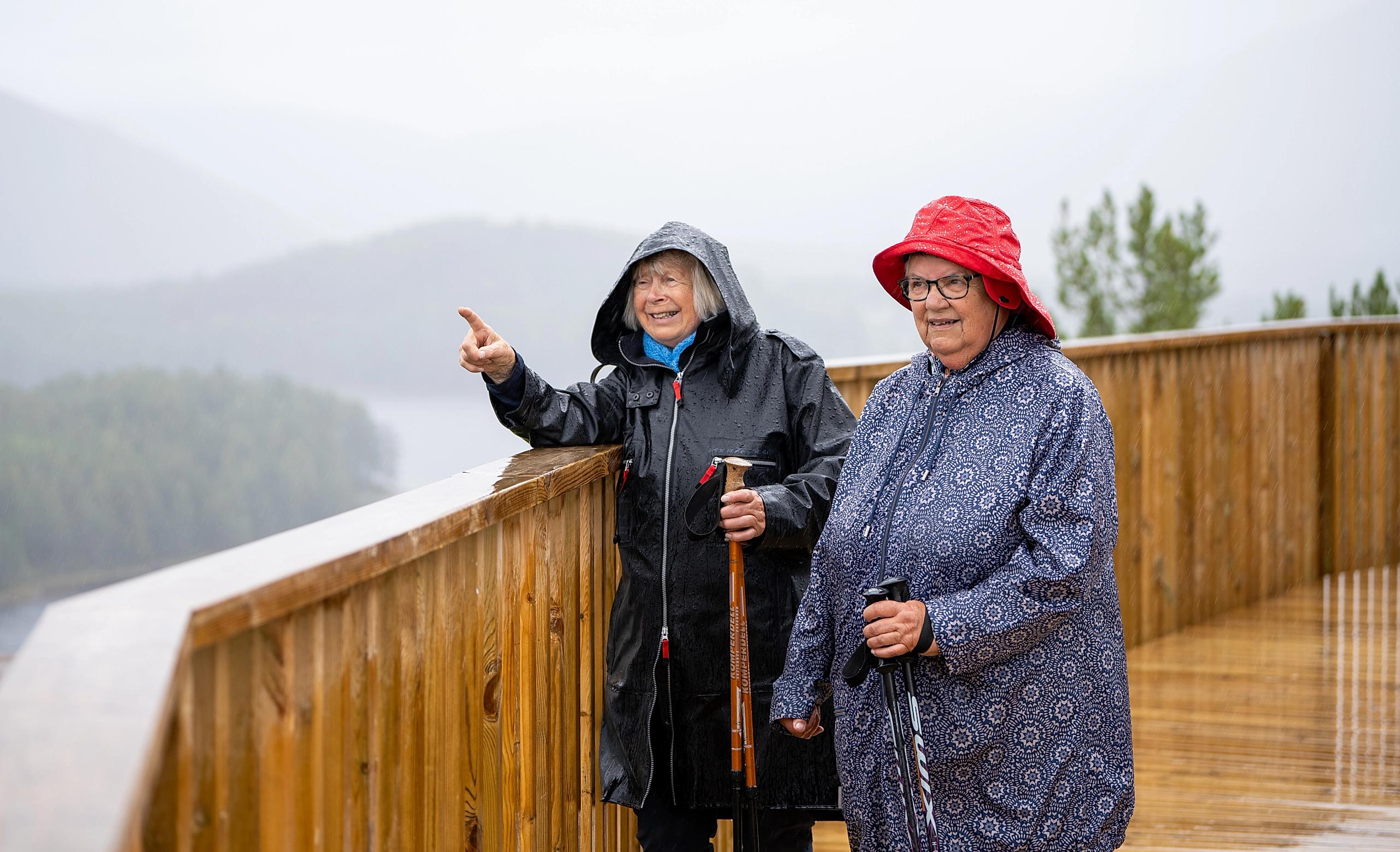 Two women in the Tretoppveien in Hamaren activity park in Fyresdal