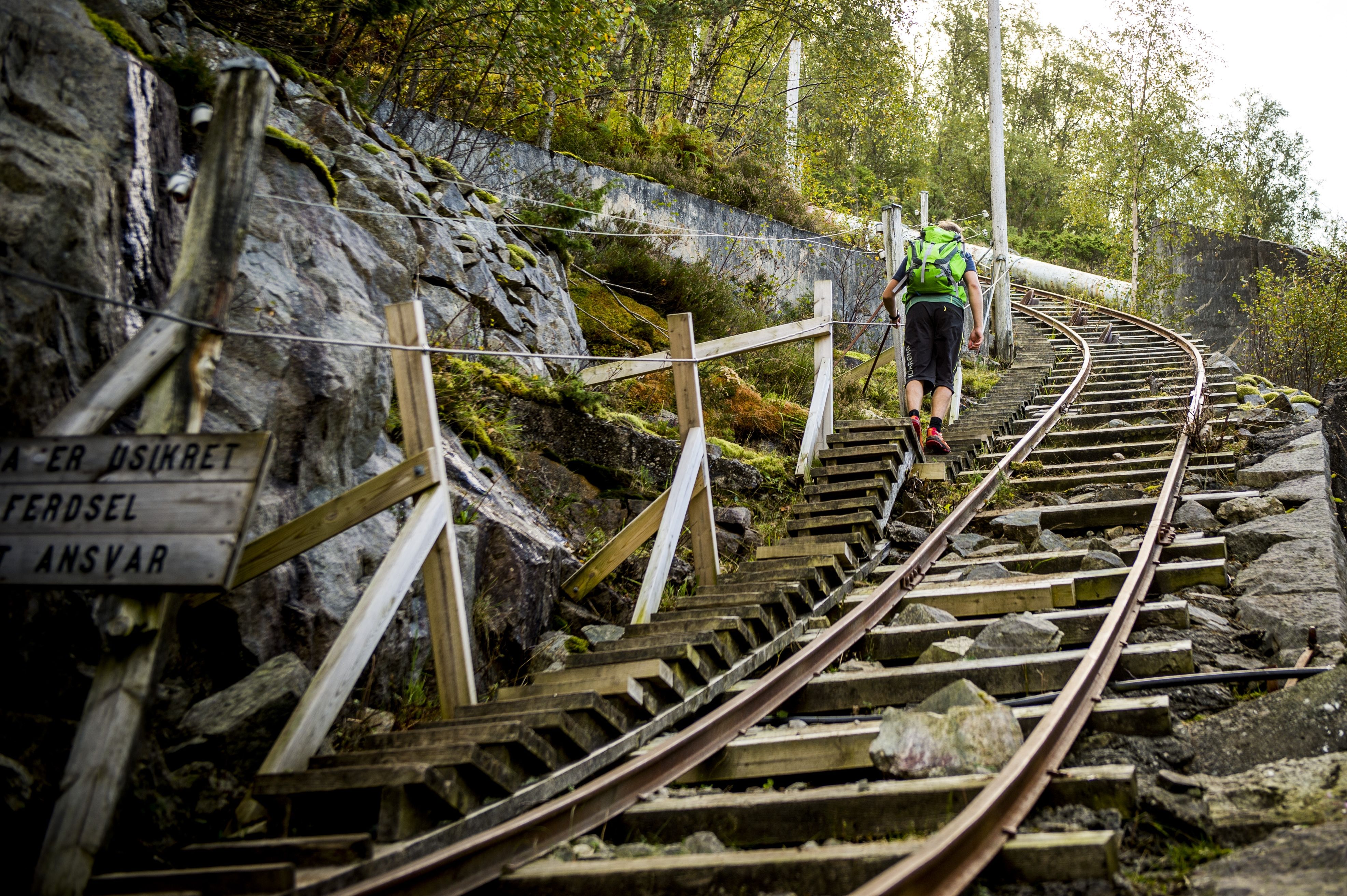 Person går opp Flørlitrappene i Lysefjord
