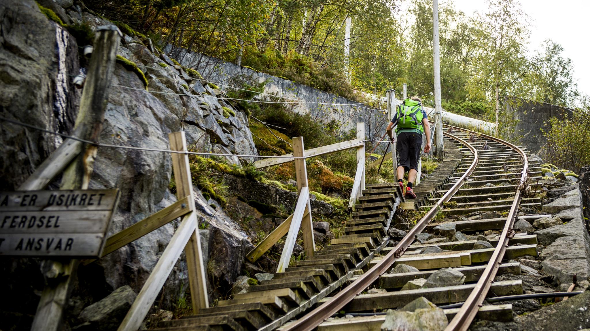 Person går opp Flørlitrappene i Lysefjord