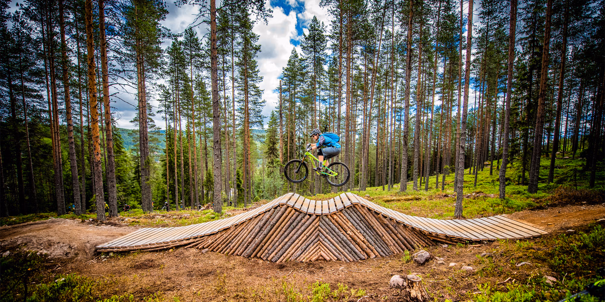 En person sykler på et hinder i Trysil bike arena på Østlandet