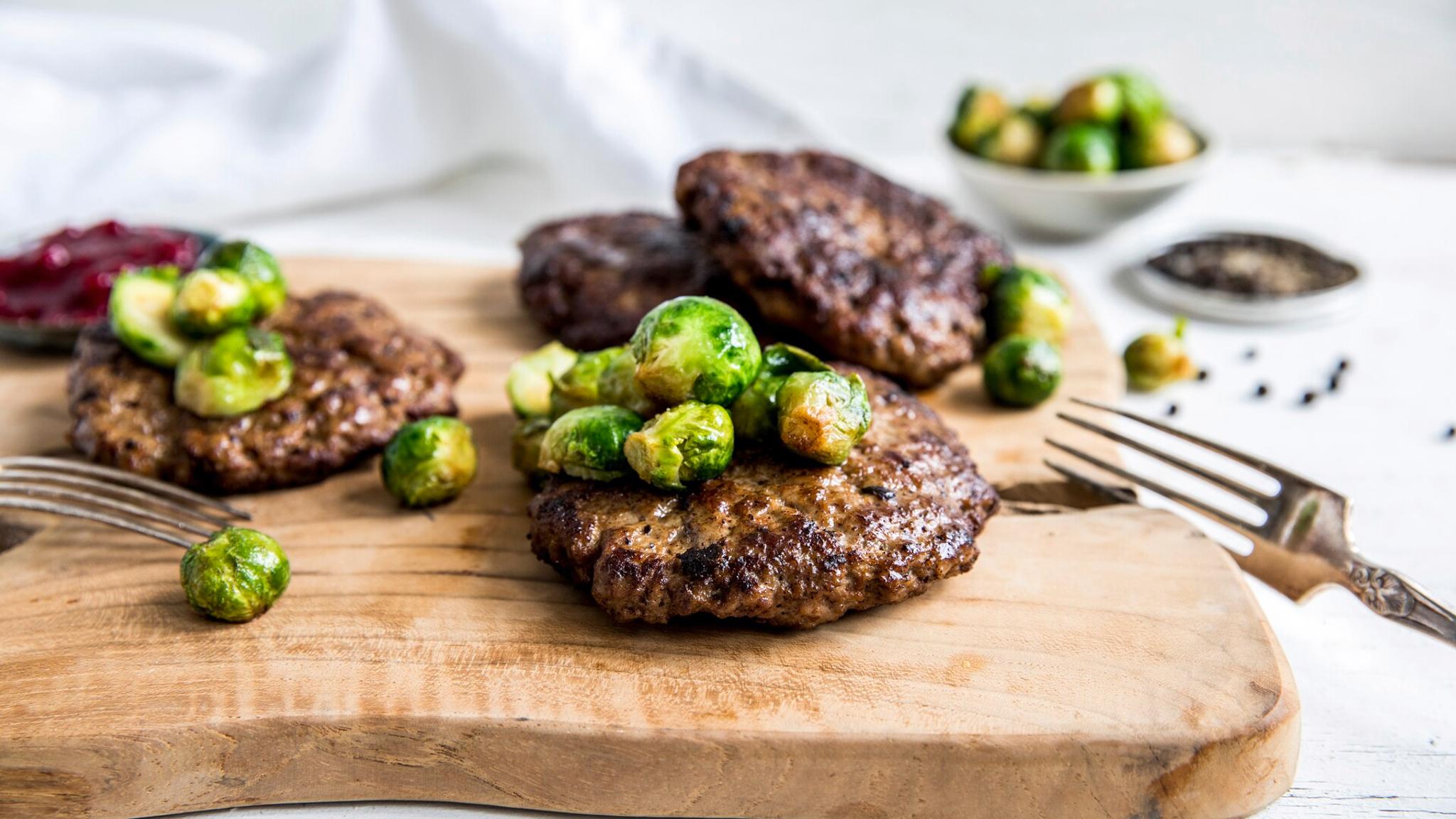 Elk meat cakes on a plate.