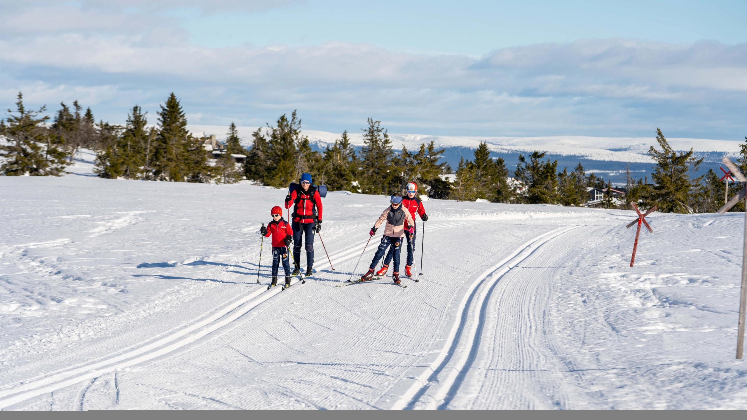 En familie som koser seg i skisporene i Trysil