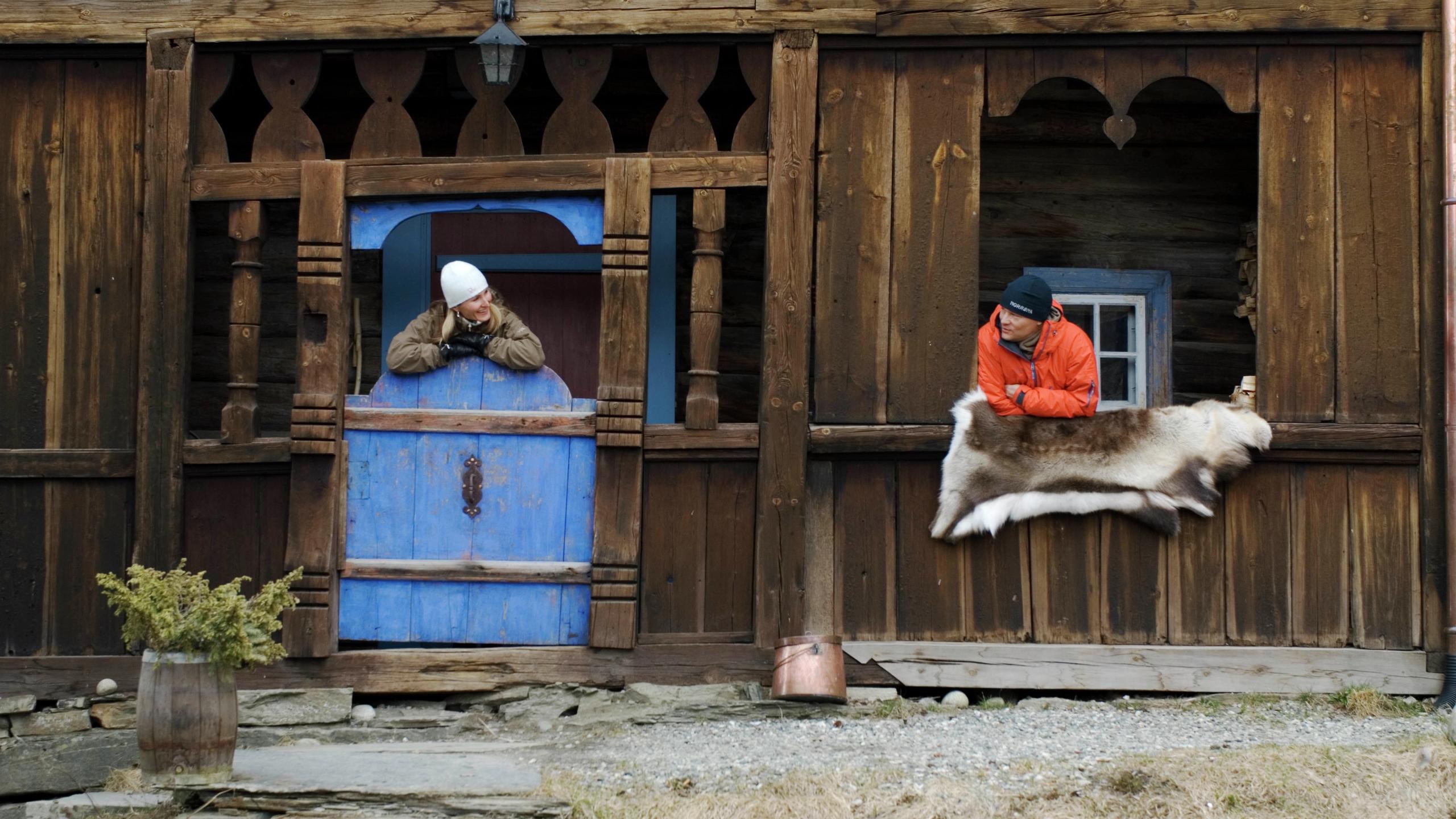 Two people at the Per Gynt farm in Vinstra, Gudbrandsdalen valley