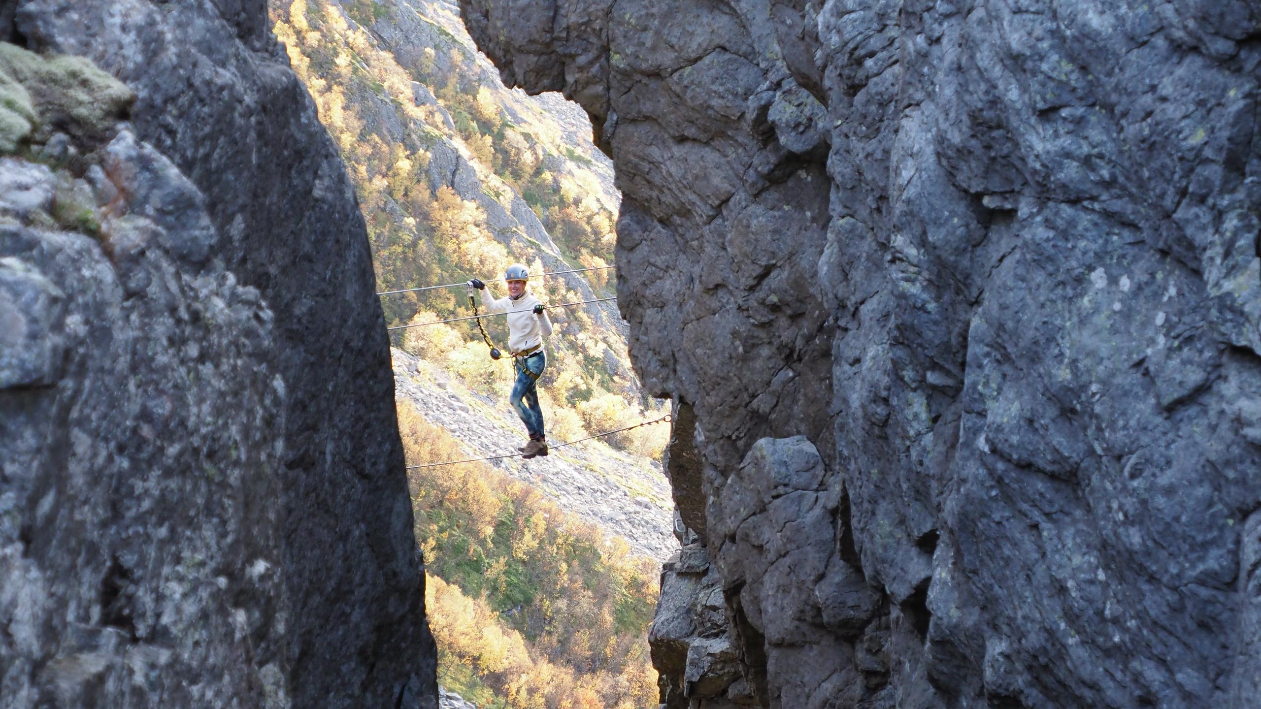 Kvinne klatrer via ferrata Ravnfloget