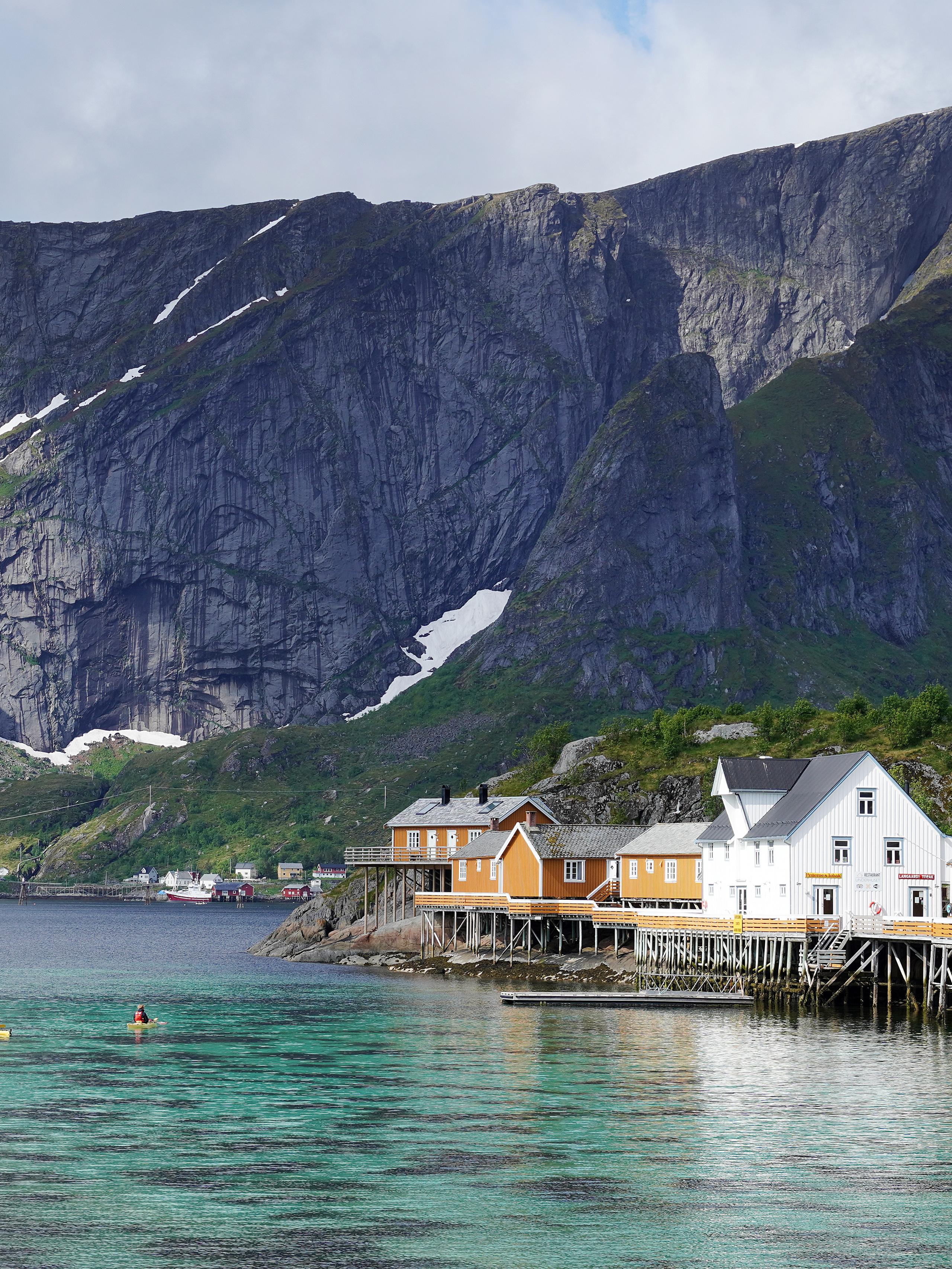 Små trehus i på Skarisøy i Lofoten.