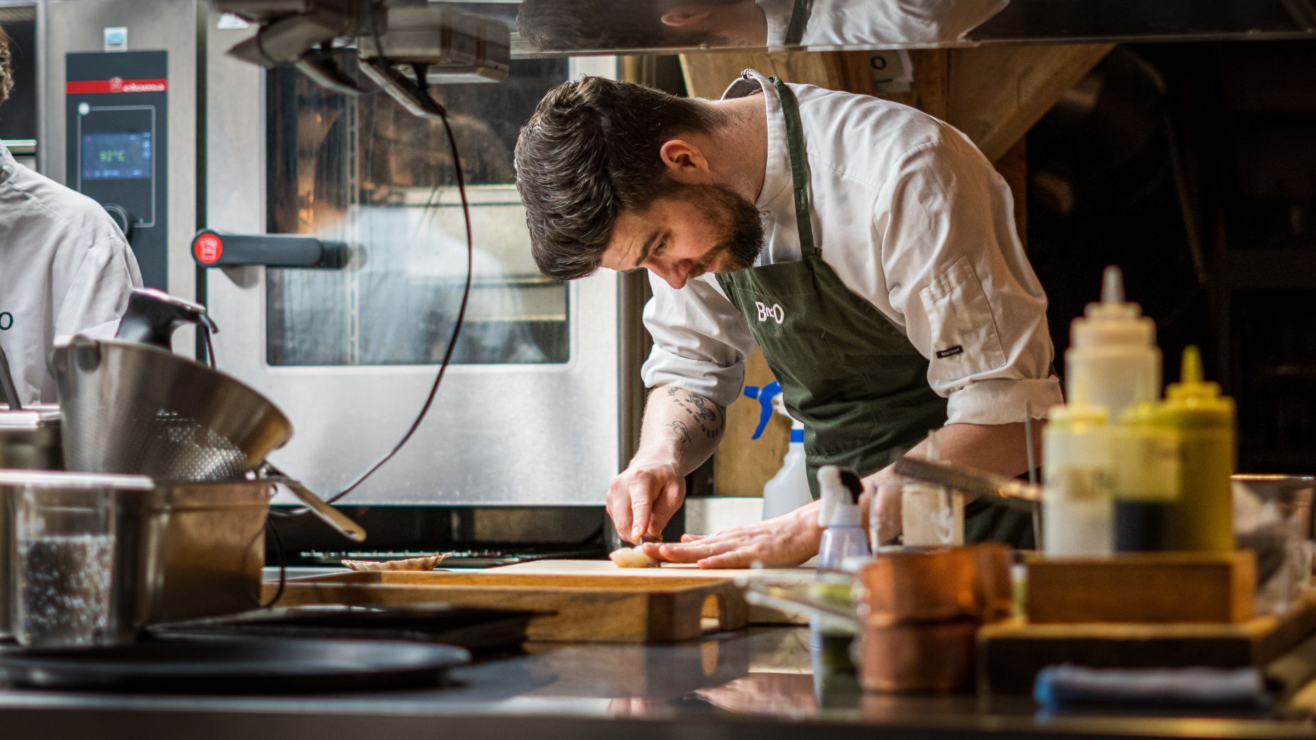 Kjøkkensjef, Skyler Milner, forbereder mat på Bro restaurant i Ålesund