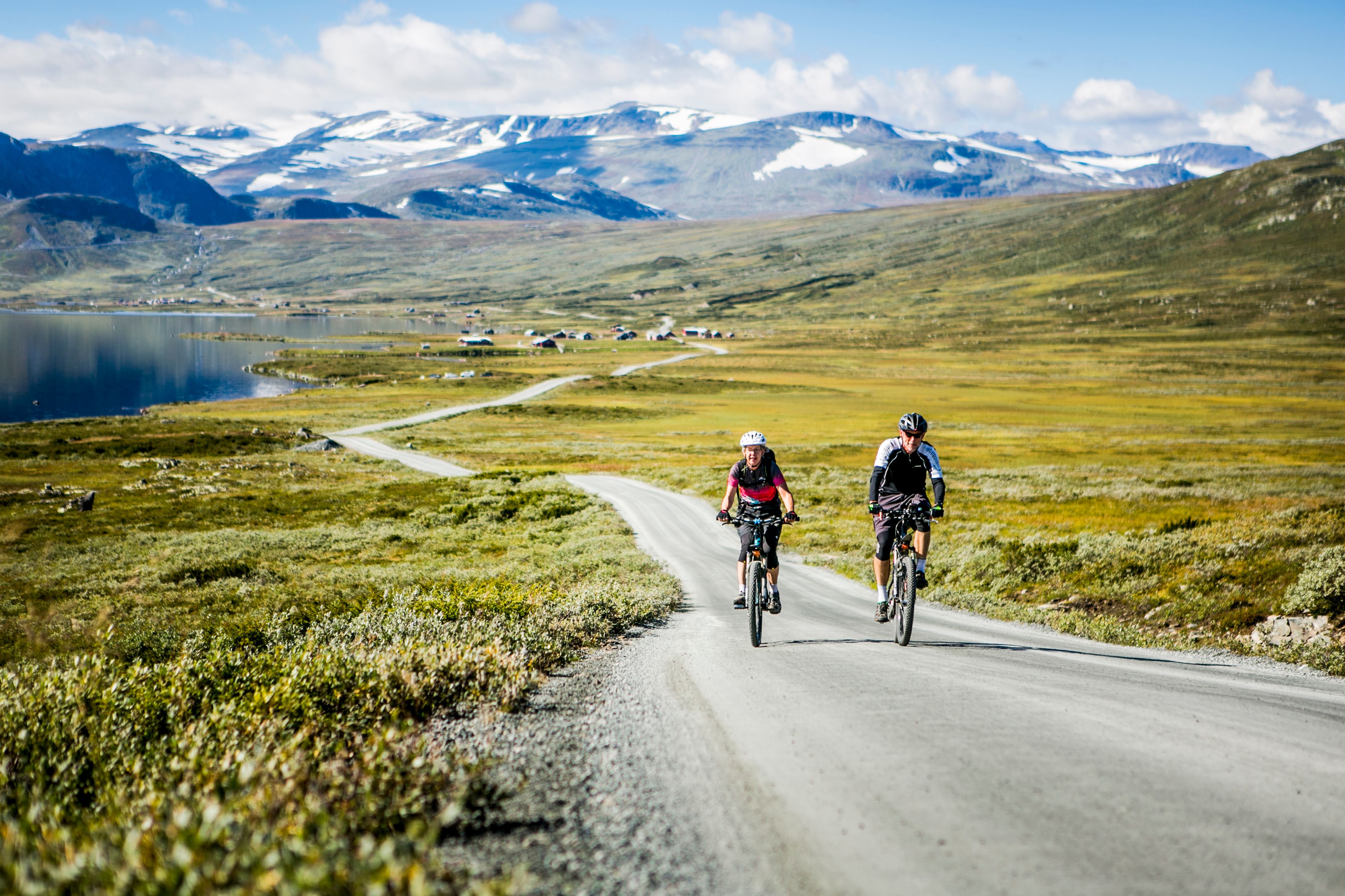 Et par sykler på Mjølkevegen i Valdres på Østlandet
