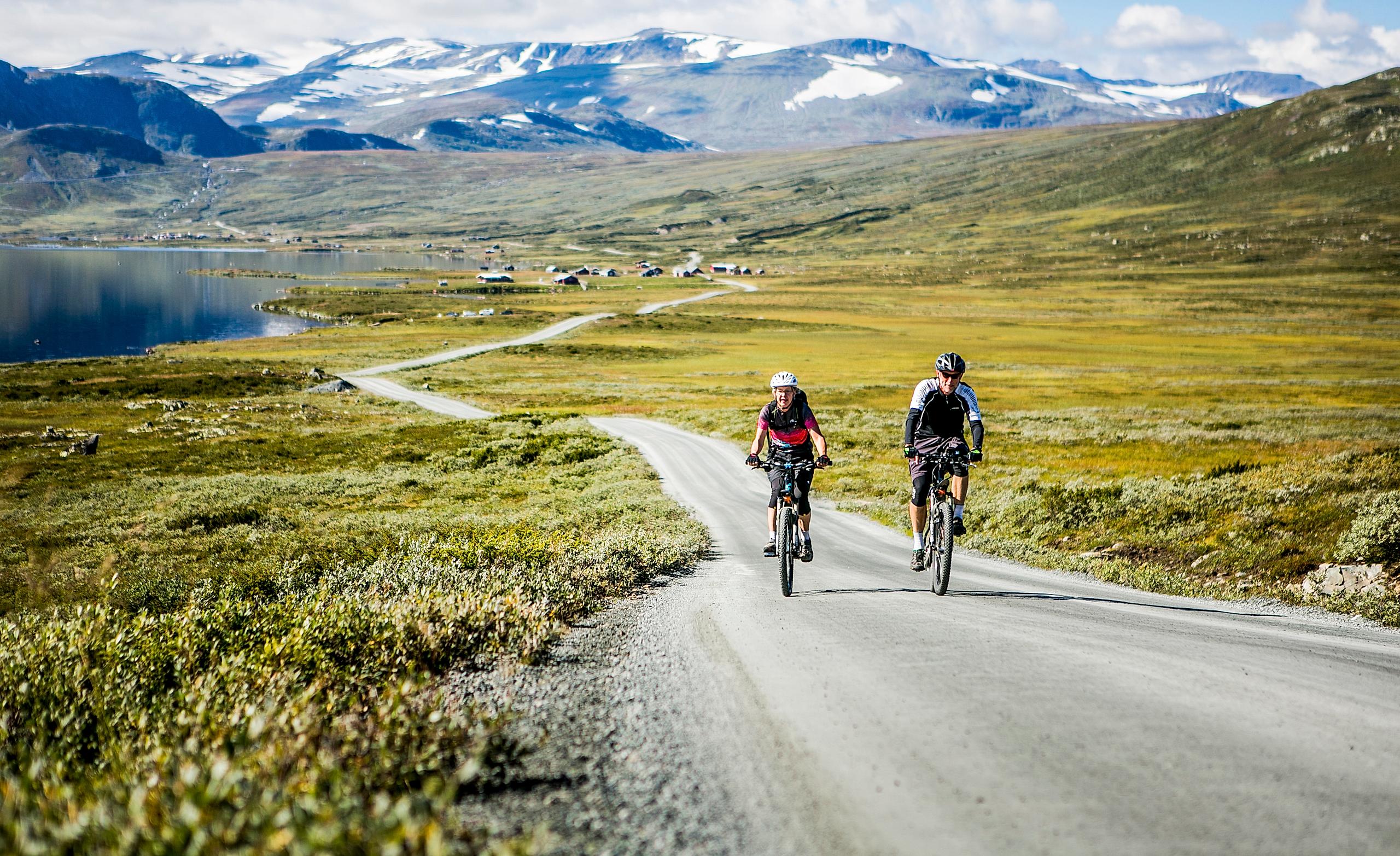 Ein Paar radelt auf der Radroute Mjølkevegen in Valdres, Ostnorwegen