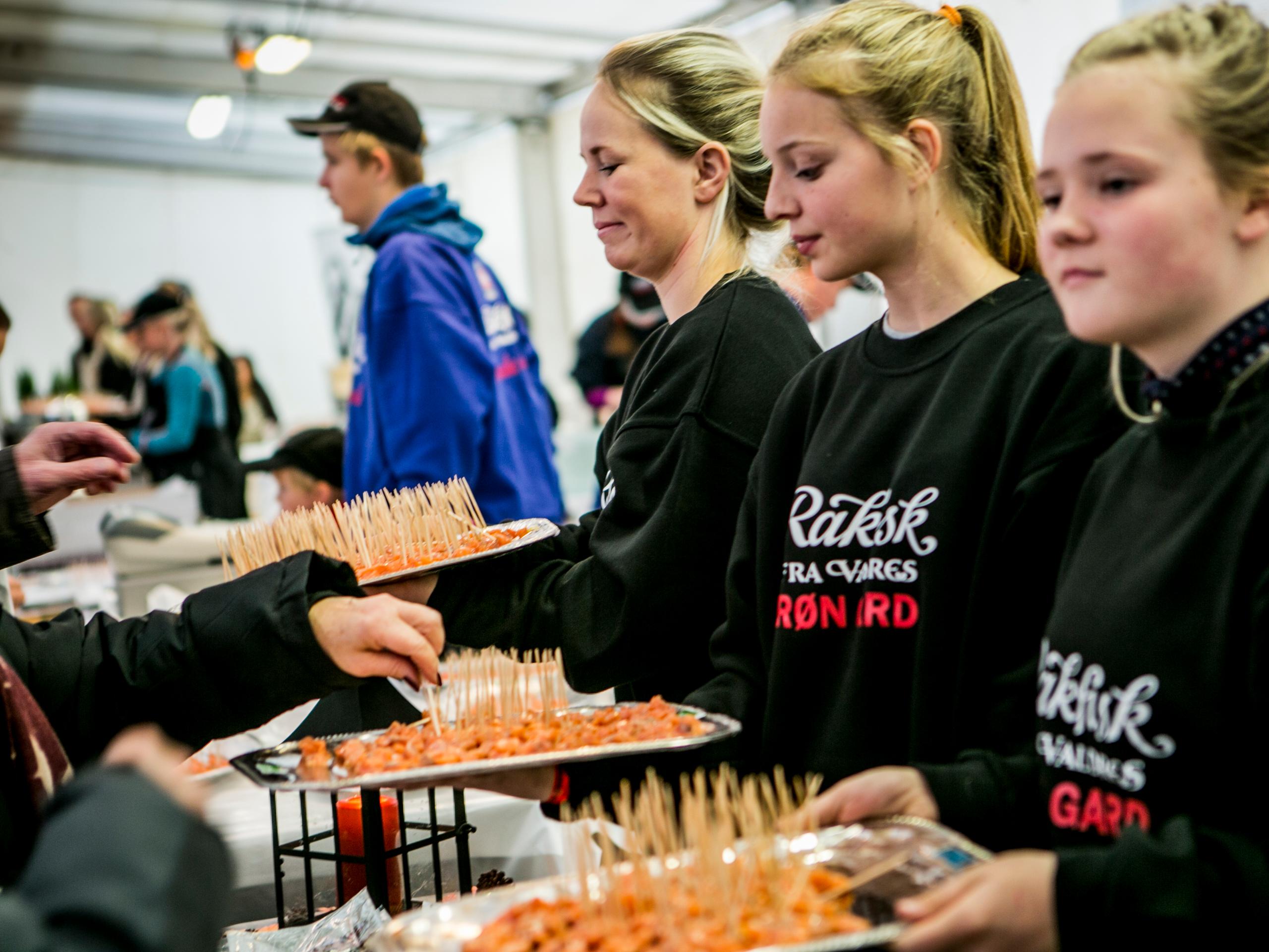 Folk smaker på rakfisk på Norsk rakfiskfestival i Fagernes