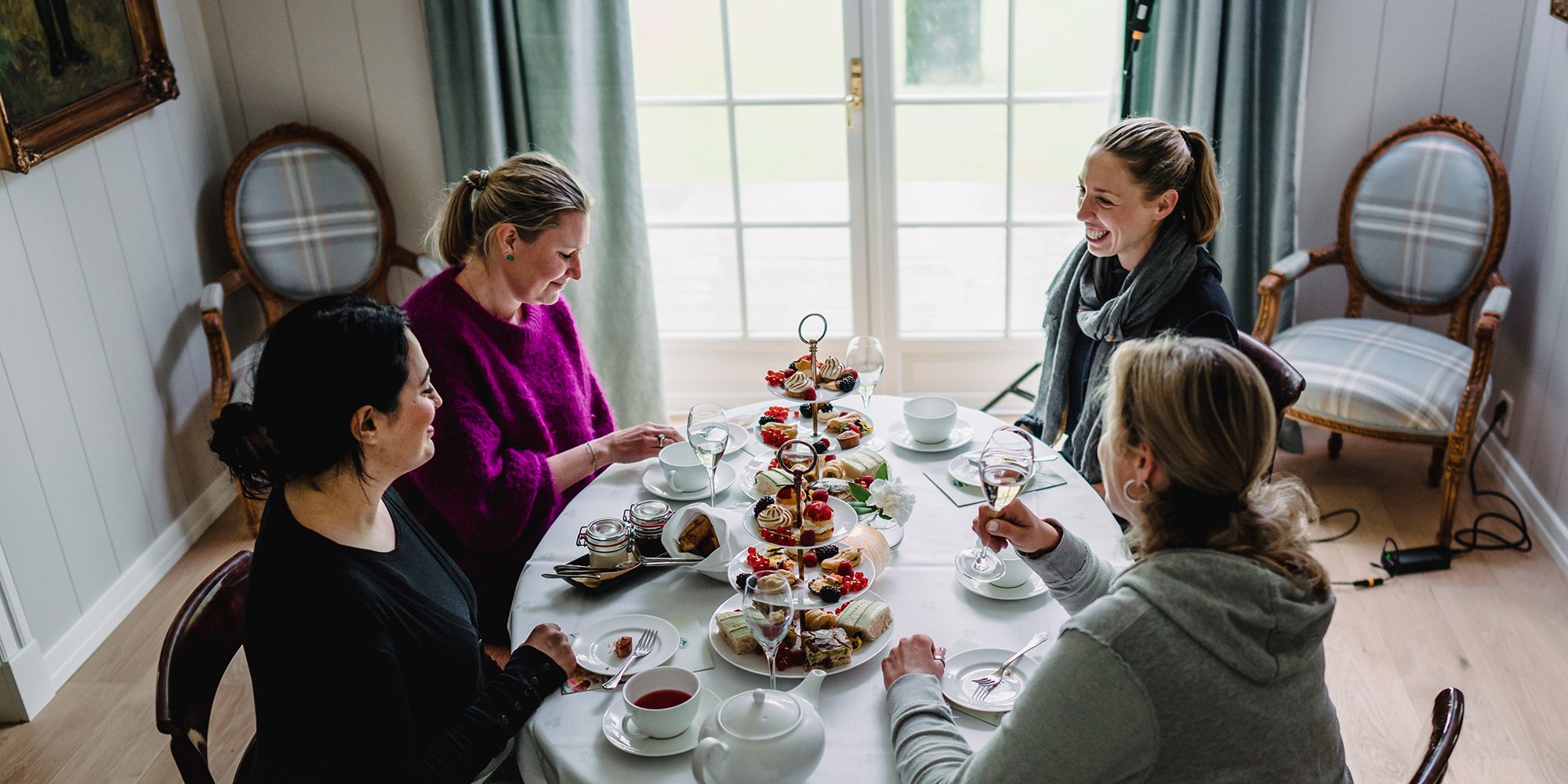 A group of women are enjoying afternoon tea at the high-end farm Engø gård in Tjøme, Eastern Norway