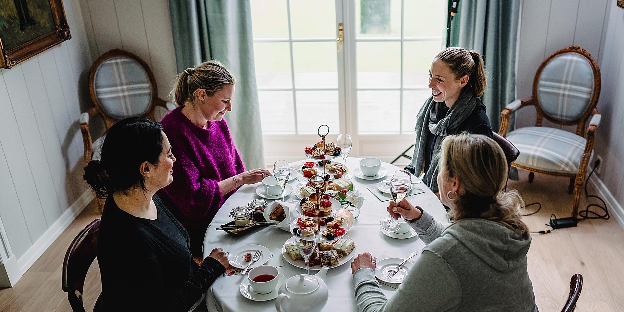 A group of women are enjoying afternoon tea at the high-end farm Engø gård in Tjøme, Eastern Norway