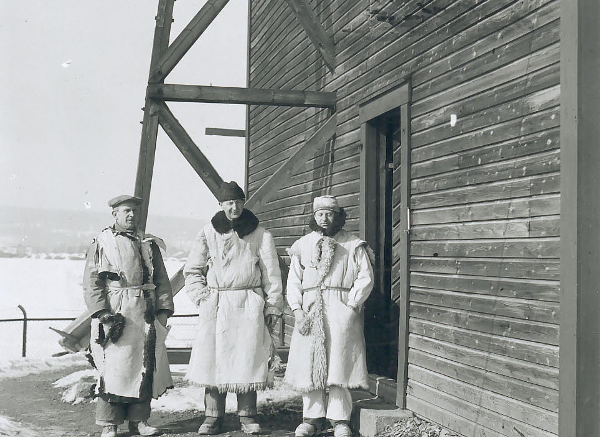 De steenhouwers Ivar Broe, Nils Jönsson en Karl Kjær voor de schuur