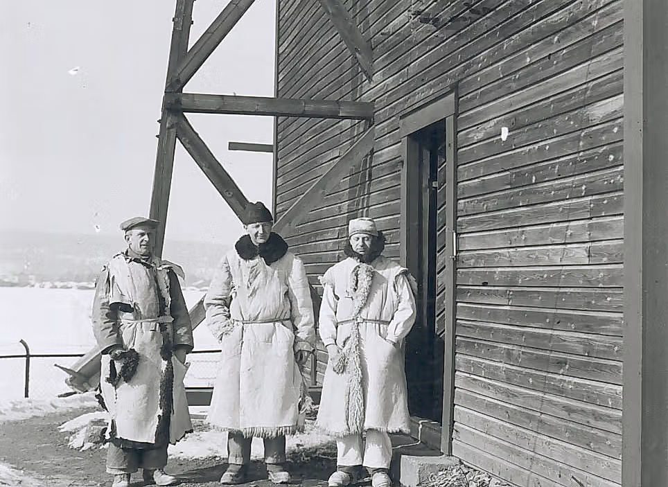 The stone carvers Ivar Broe, Nils Jönsson, and Karl Kjær in front of the shed