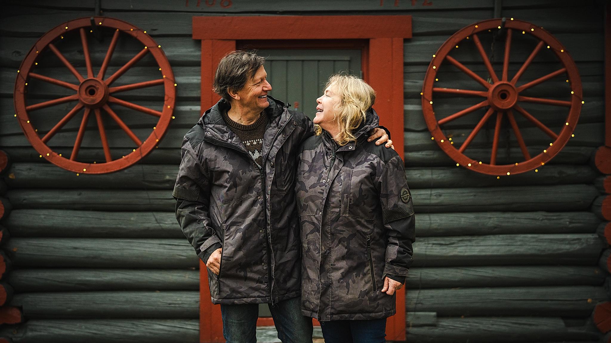 The couple that own Trysil Hestesenter, smiling at each other.