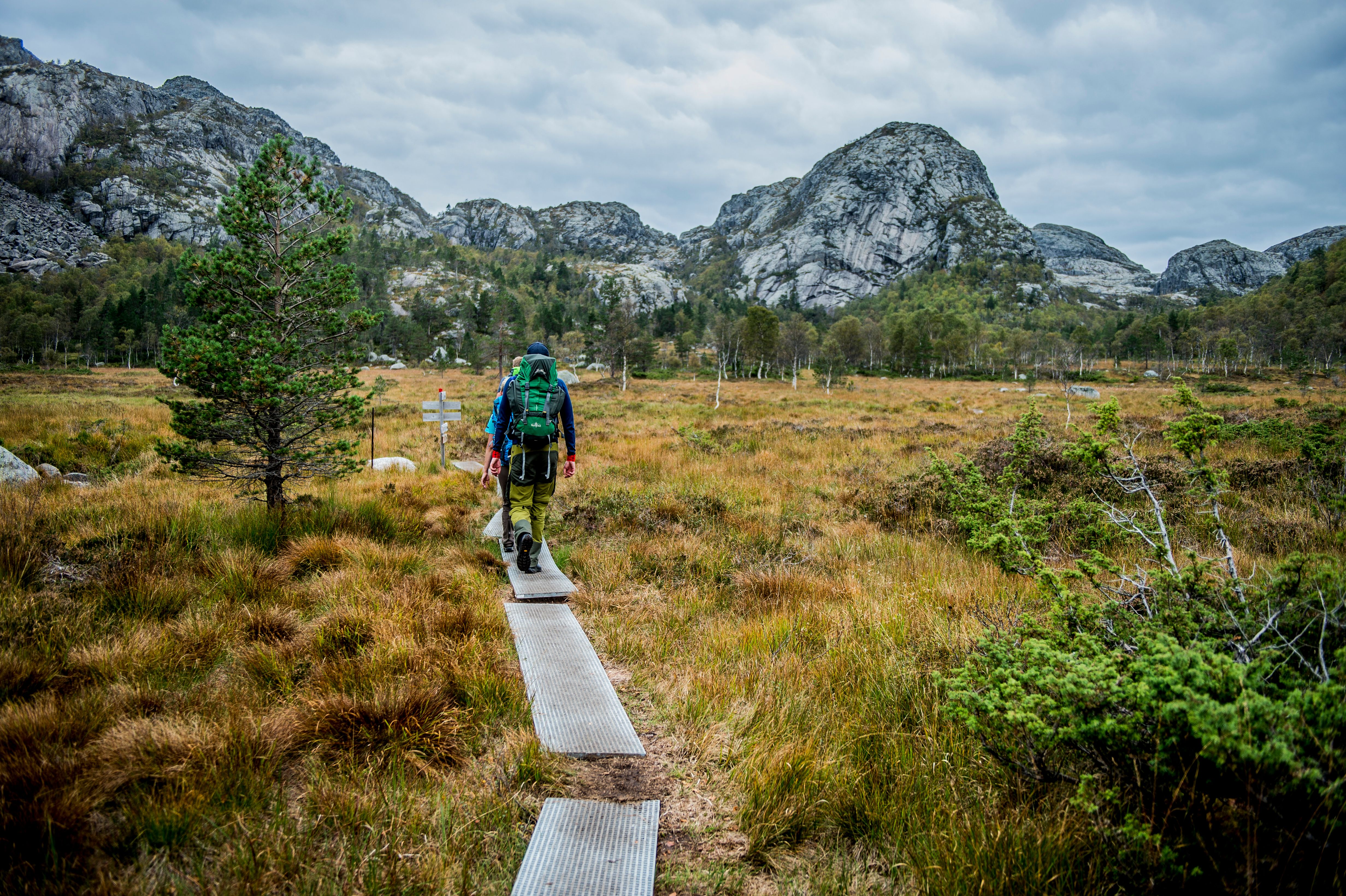 Hiking to Skåpet