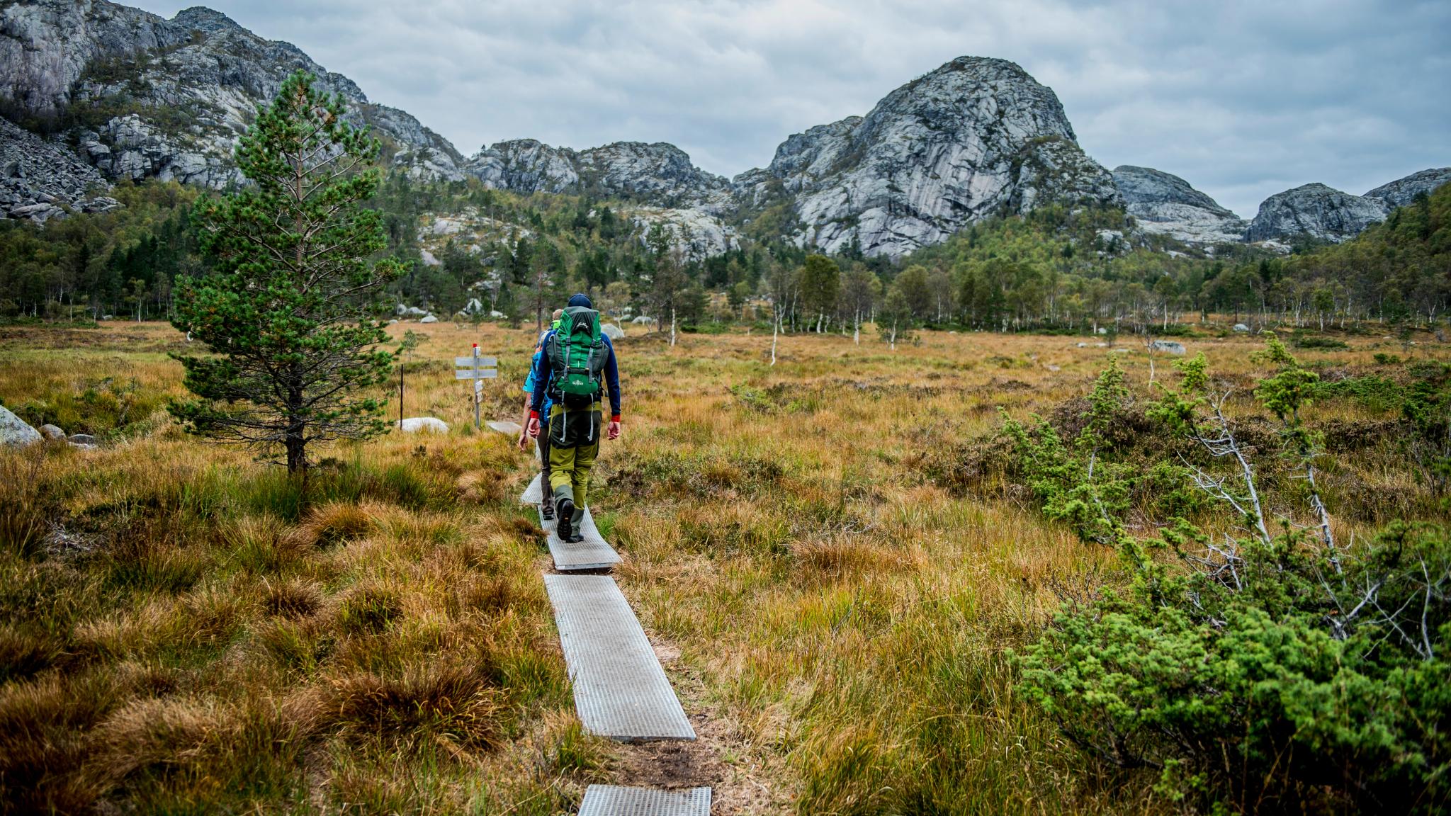 Hiking to Skåpet
