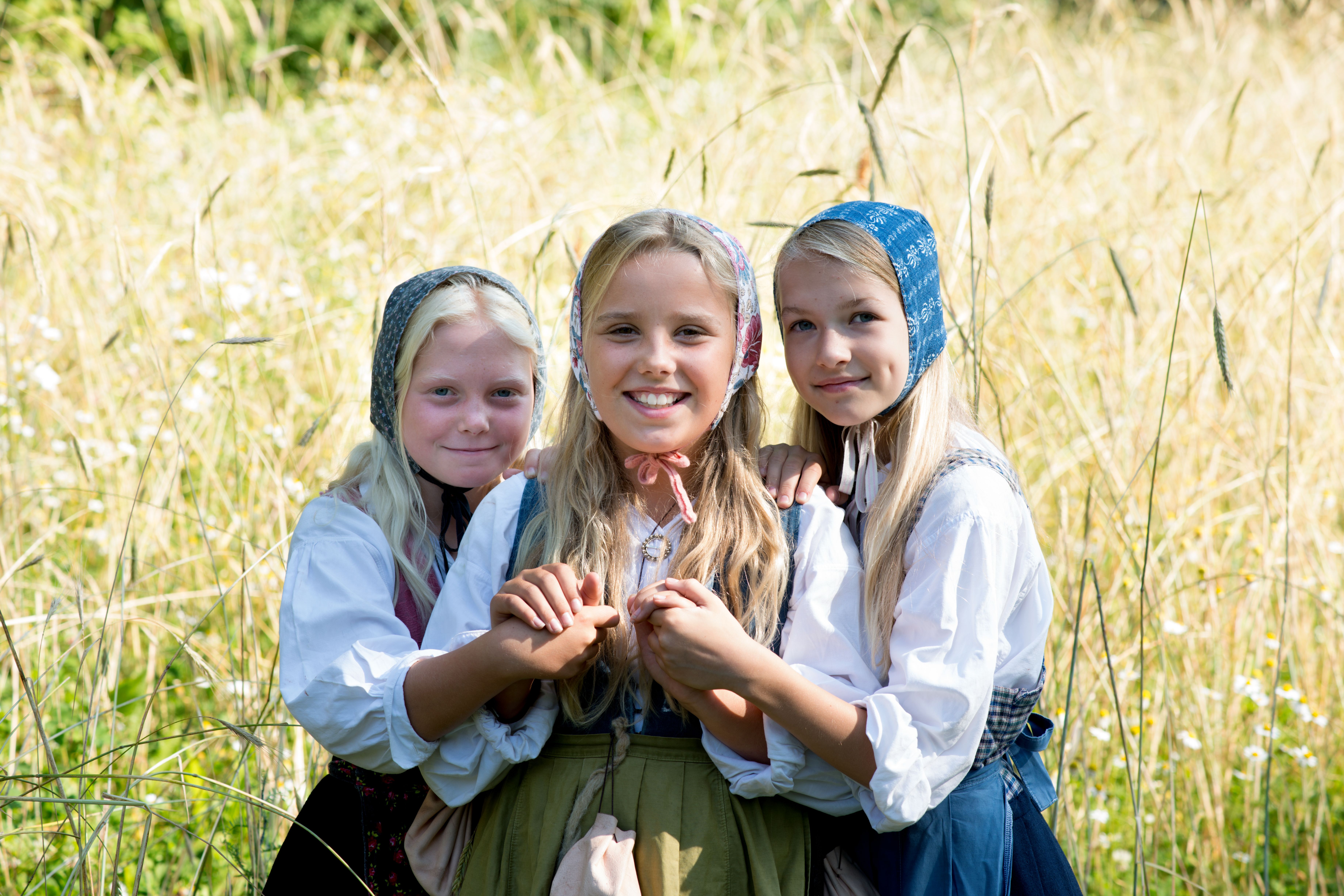 Jenter i folkedrakt