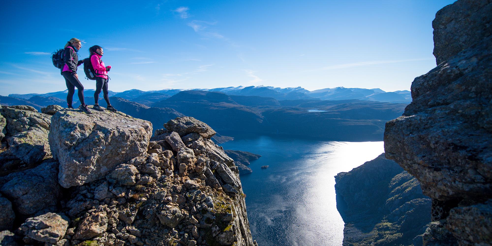 To mennesker på Hornelen i Bremanger i Norge en sommerdag